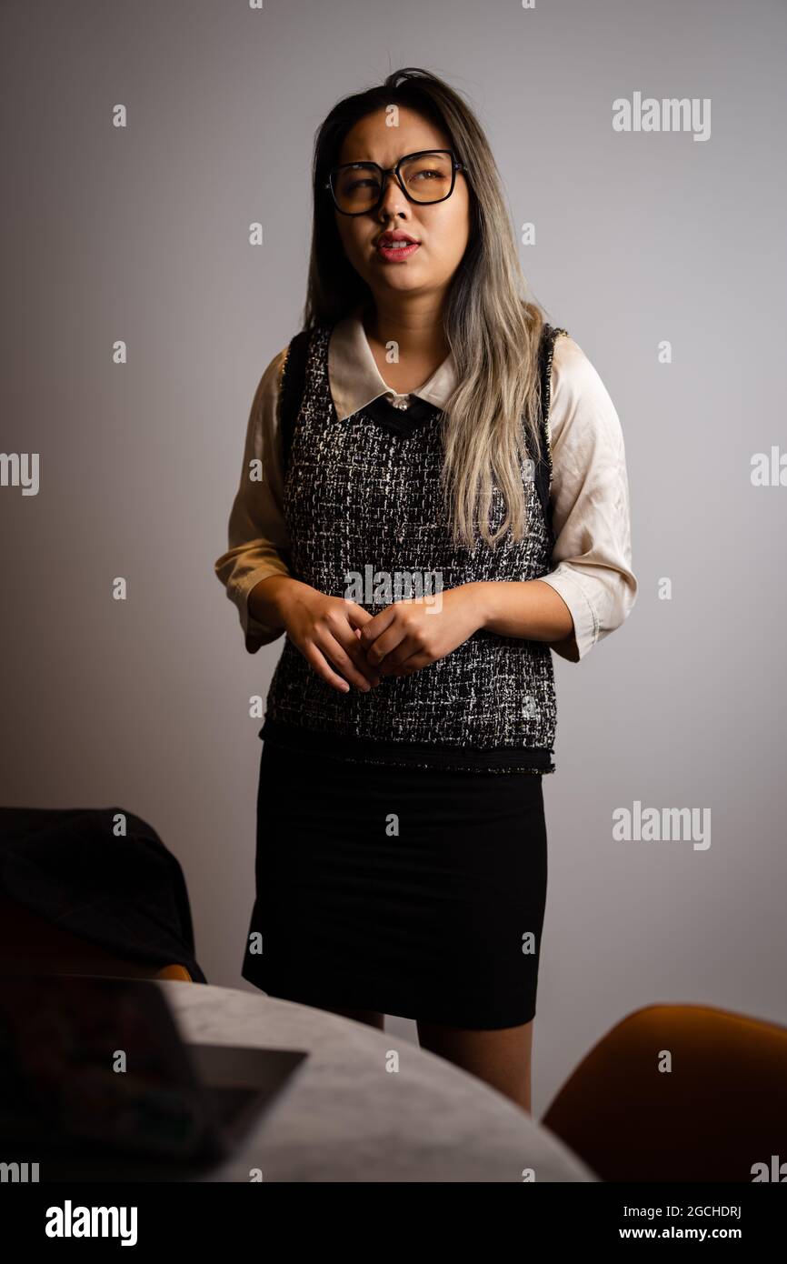 Une jeune femme asiatique scientifique présente des données analytiques dans une salle de conférence Banque D'Images