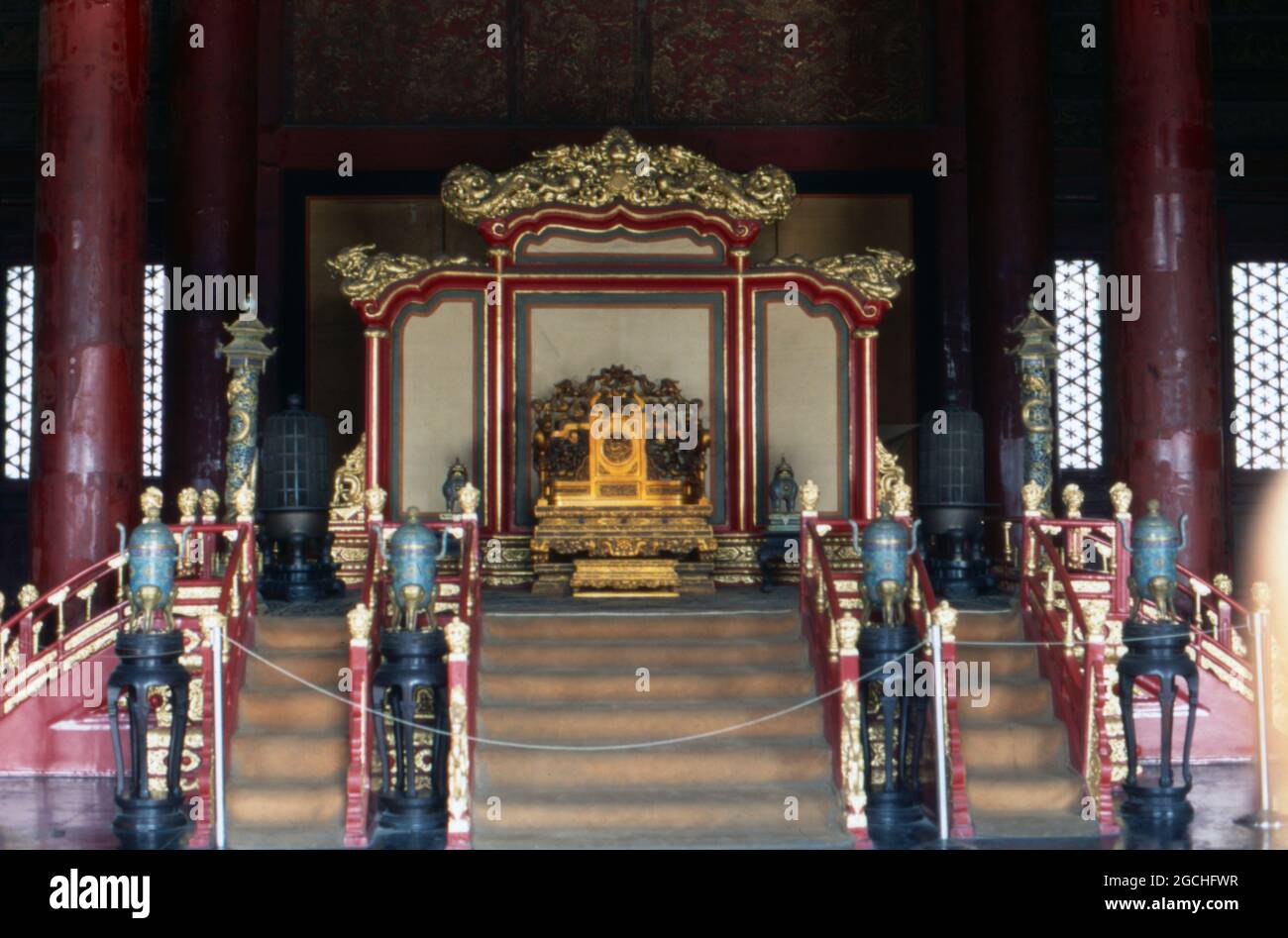 Treppe zu einem Thron im Palast des Himmlischen Friedens à Pékin, Chine 1998. Escalier menant à un trône au Palais de la paix céleste sur la place Tiananmen à Beijing, Chine 1998. Banque D'Images