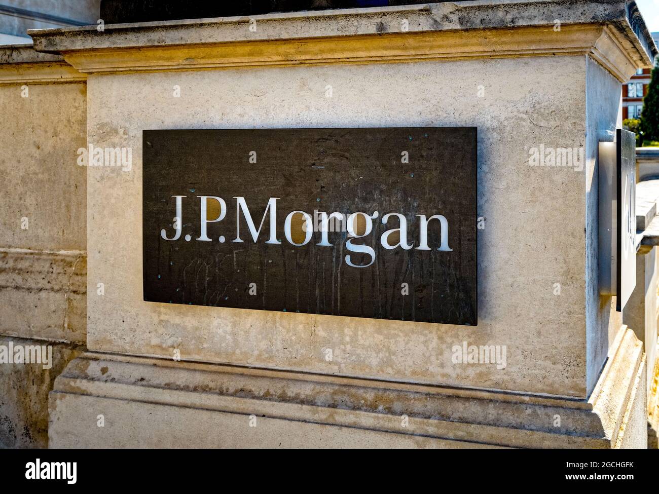 J.P. Morgan Bank Sign, J.P. Morgan est une banque d'investissement américaine fondée en 1871, Londres, Angleterre - 29 juillet 2021 Banque D'Images