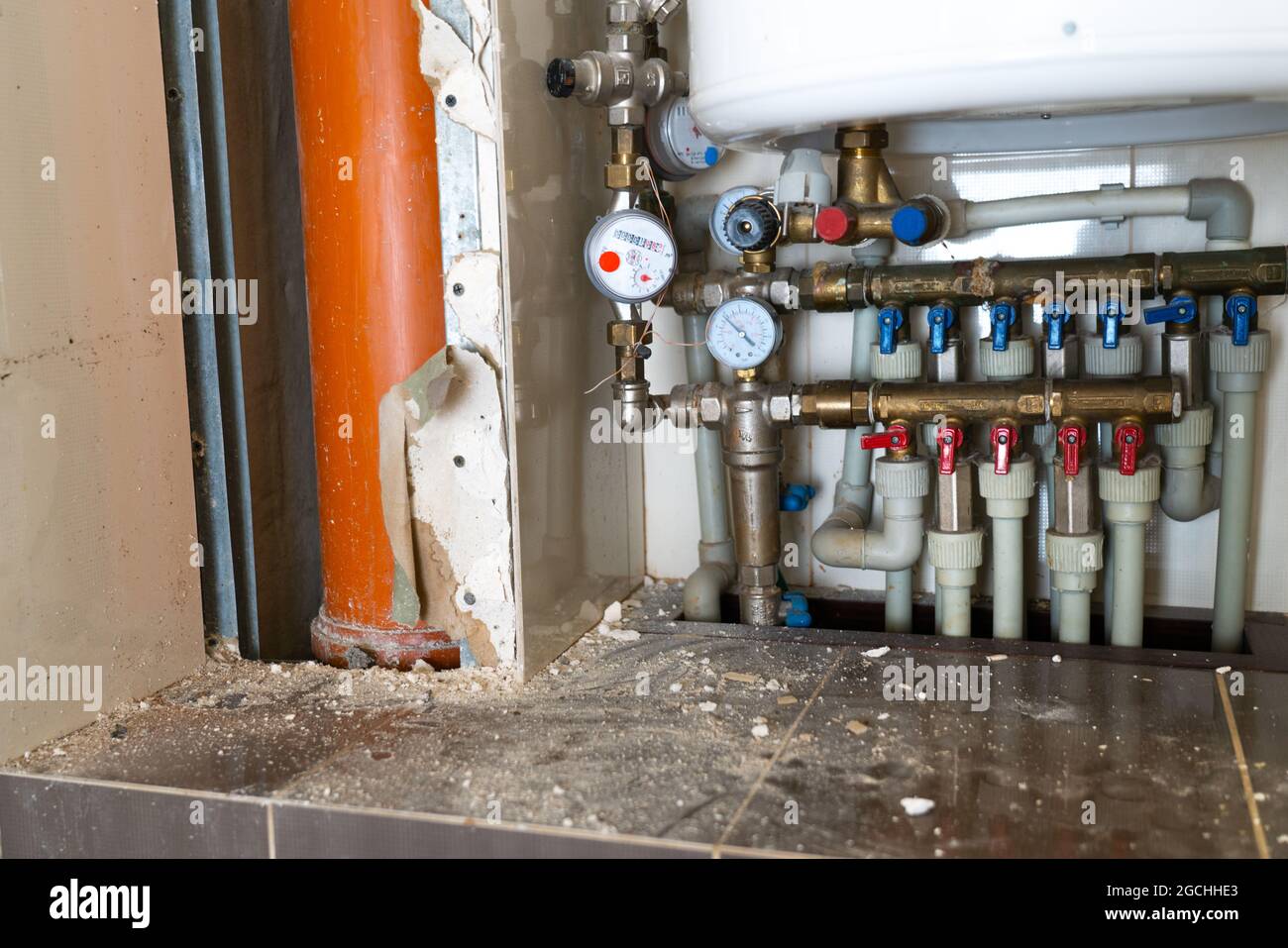 un système complexe de distribution d'eau dans les toilettes pendant les réparations pour remplacer le surmontoir et les tuyaux. Système de tuyauterie complexe avec tuyaux d'eau chaude et froide W Banque D'Images