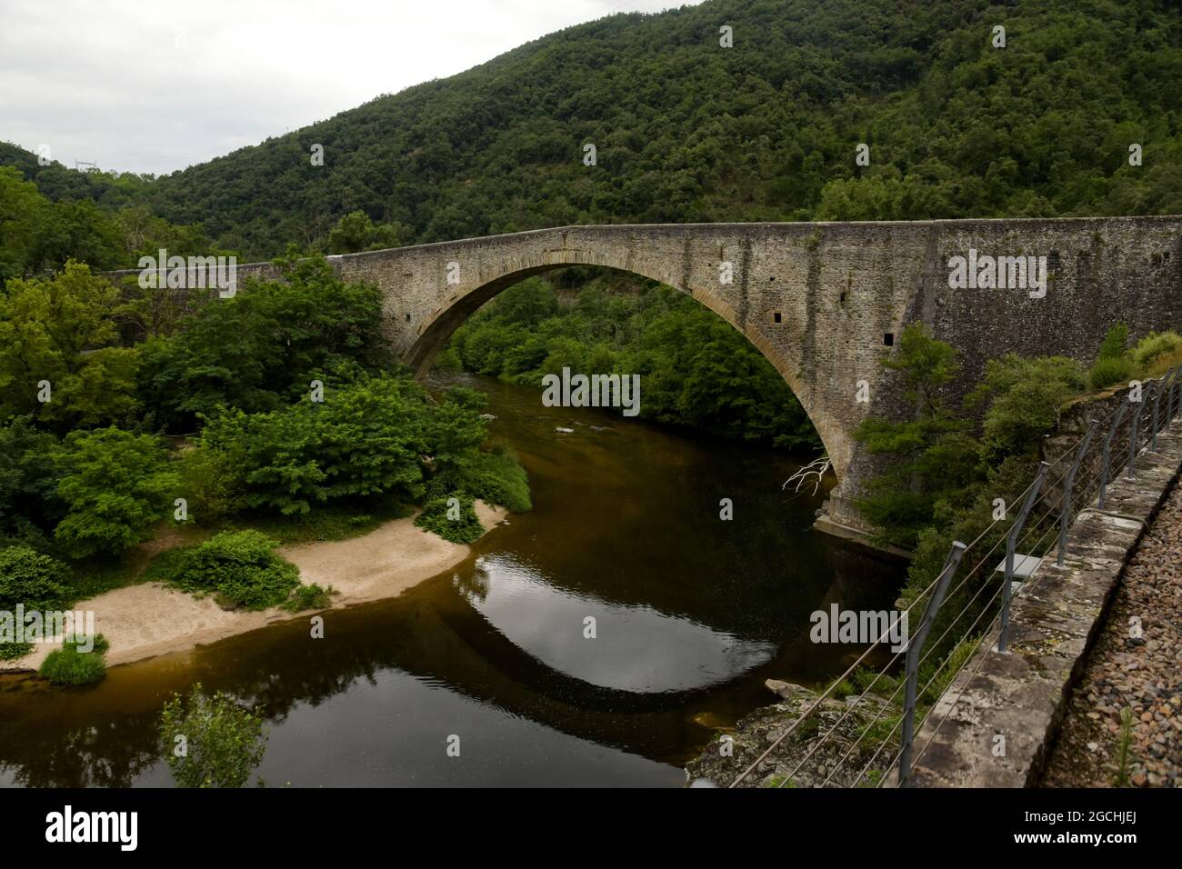 grand pont sur la ville de tournon saint jean en ardèche Photo Stock - Alamy
