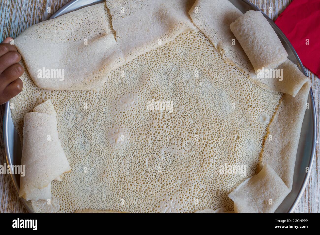 Injera, un pain plat fermenté à base de farine de téff. C'est le plat national de l'Éthiopie, de l'Érythrée, de la Somalie et de Djibouti Banque D'Images