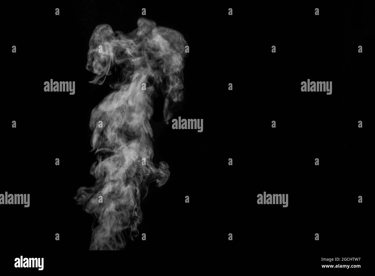 Vapeur ou fumée blanche et mystique parfaite isolée sur fond noir. Flou de fond abstrait ou smog, élément de conception, mise en page pour collages. Banque D'Images