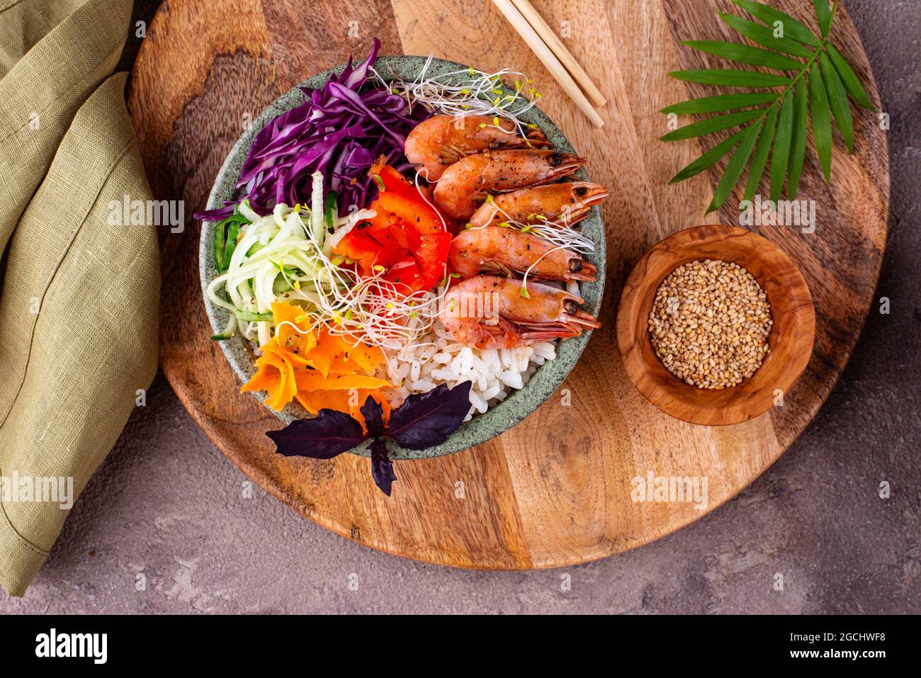 Assiette hawaïenne avec saumon et crevettes Photo Stock - Alamy