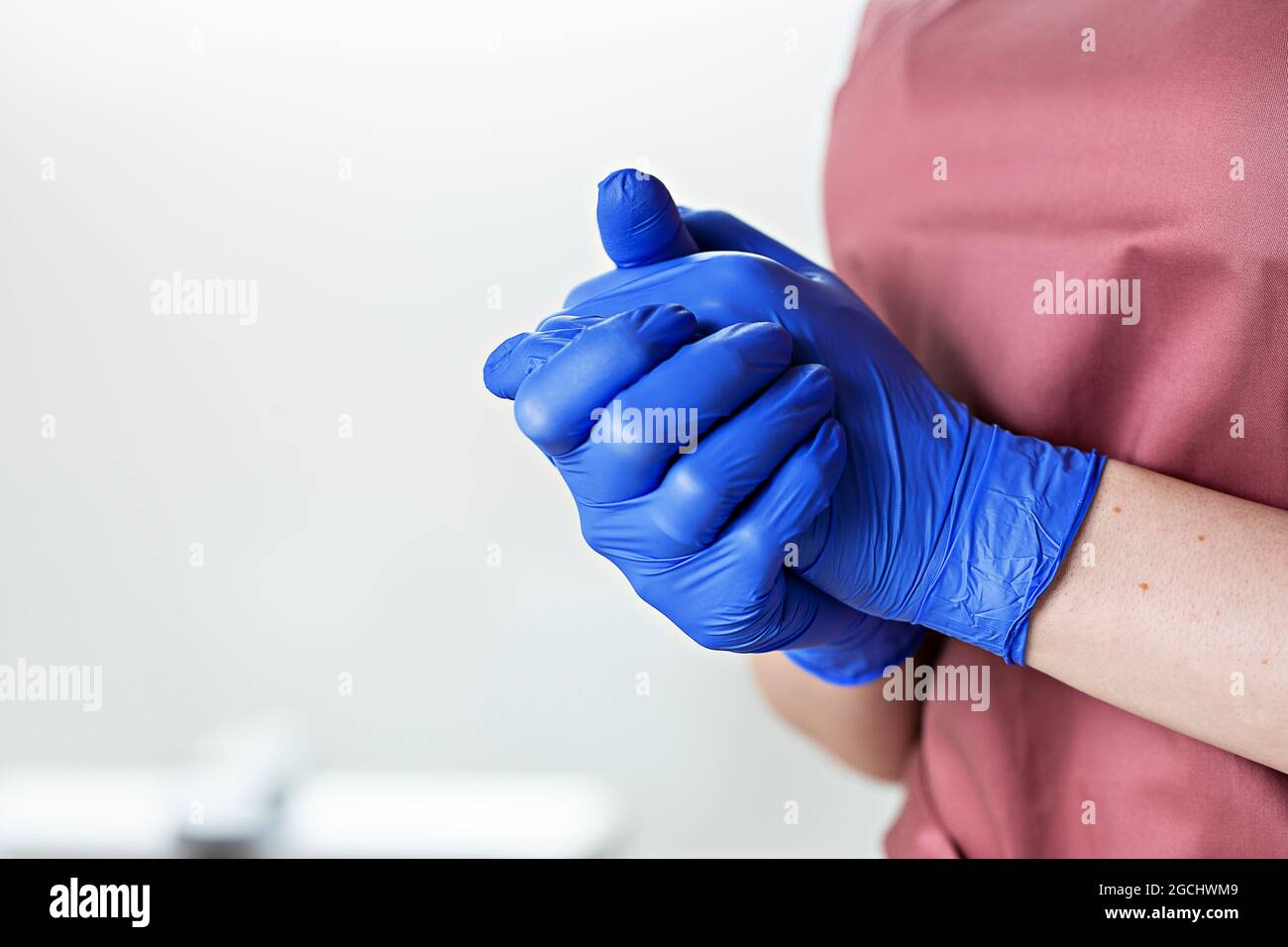 femme médecin en gants médicaux bleus. concept de sécurité médicale Banque D'Images