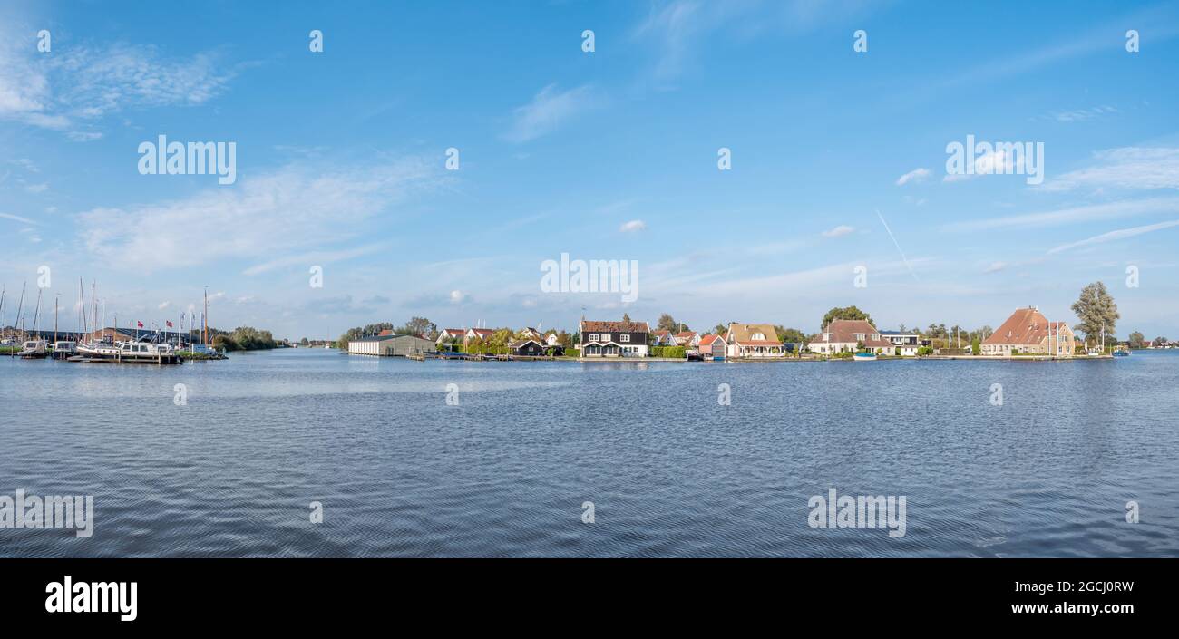 Maisons en bord de mer du lac Pikmeer à Grouw, l'un des lacs frison à Friesland, pays-Bas Banque D'Images