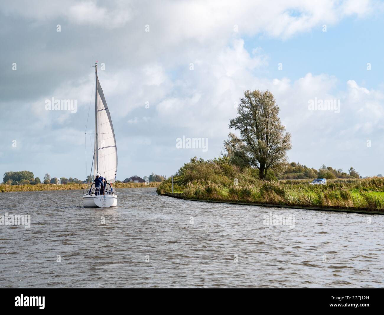 Voilier naviguant dans le canal appelé Jeltsesloot près de Heeg dans la province de Friesland, pays-Bas Banque D'Images