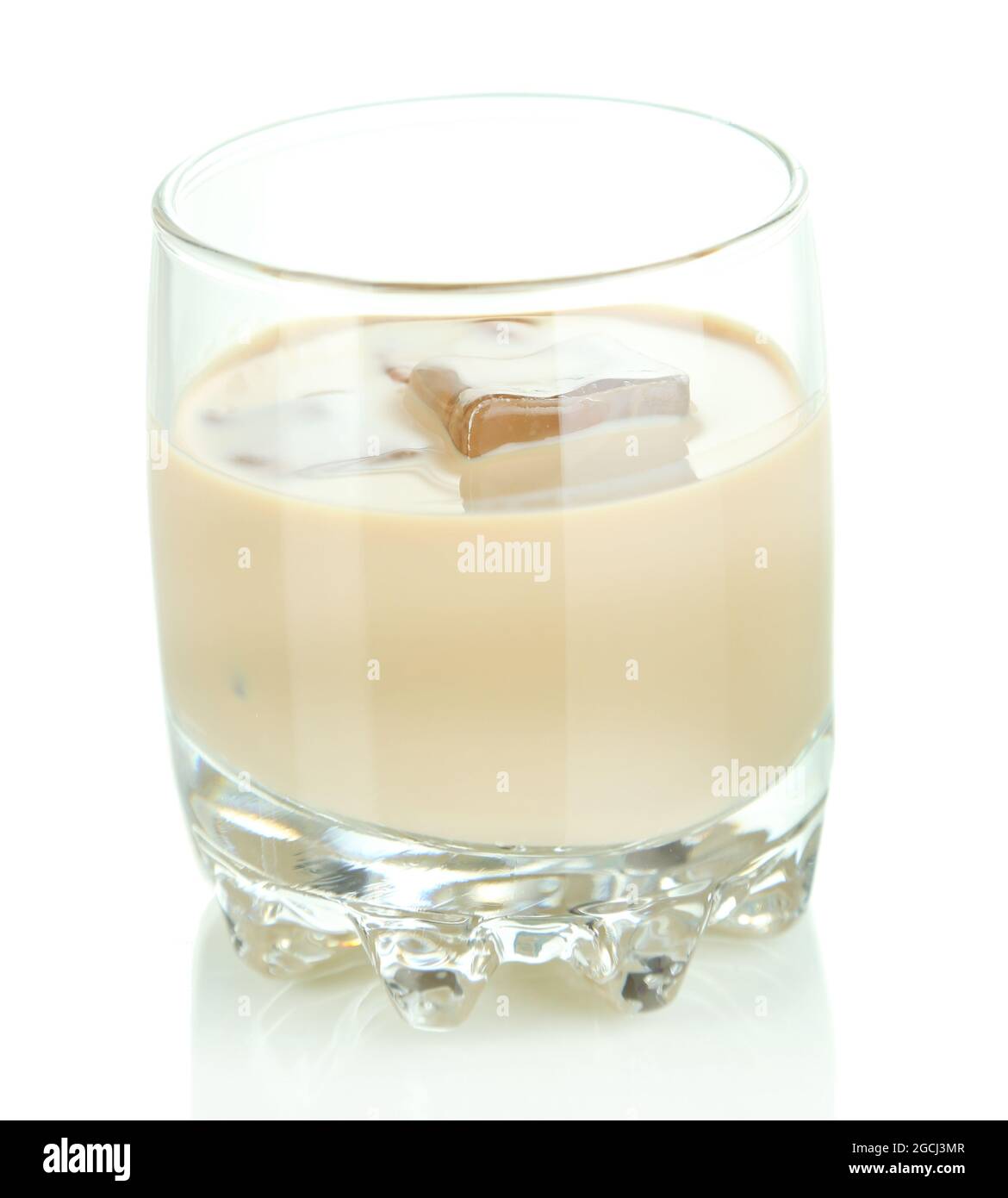 Verre à liqueur Baileys isolated on white Photo Stock - Alamy