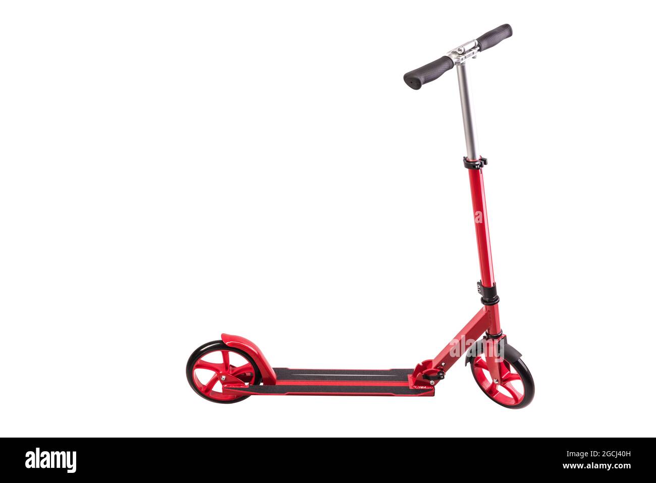 Studio de scooter moderne rouge isolé sur fond blanc avec passe-cheveux Banque D'Images