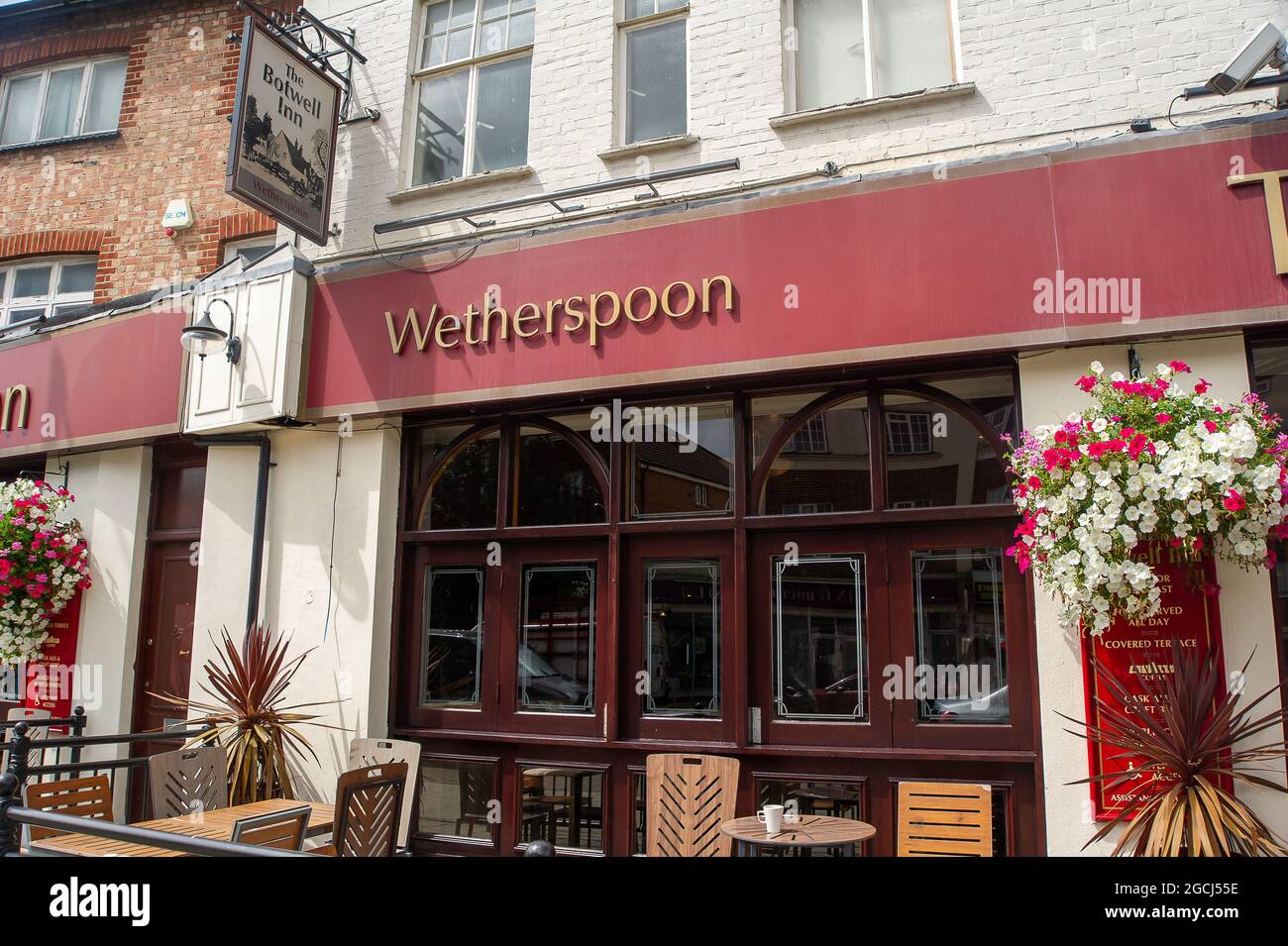 Hayes, London Borough of Hillingdon, Royaume-Uni. 5 août 2021. Un déjeuner tranquille au Wetherspoon Bottwell Inn. Crédit : Maureen McLean/Alay Banque D'Images