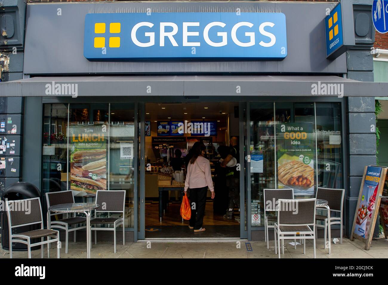 Hayes, London Borough of Hillingdon, Royaume-Uni. 5 août 2021. Les boulangers Greggs ont annoncé qu'ils recrutent 500 employés supplémentaires. Crédit : Maureen McLean/Alay Banque D'Images