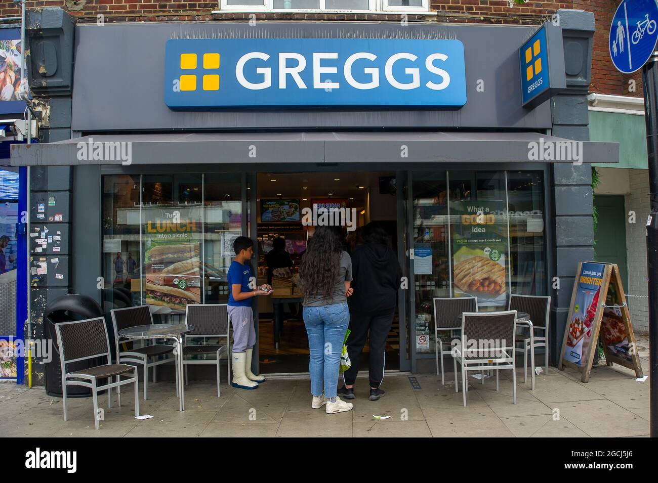 Hayes, London Borough of Hillingdon, Royaume-Uni. 5 août 2021. Les boulangers Greggs ont annoncé qu'ils recrutent 500 employés supplémentaires. Crédit : Maureen McLean/Alay Banque D'Images