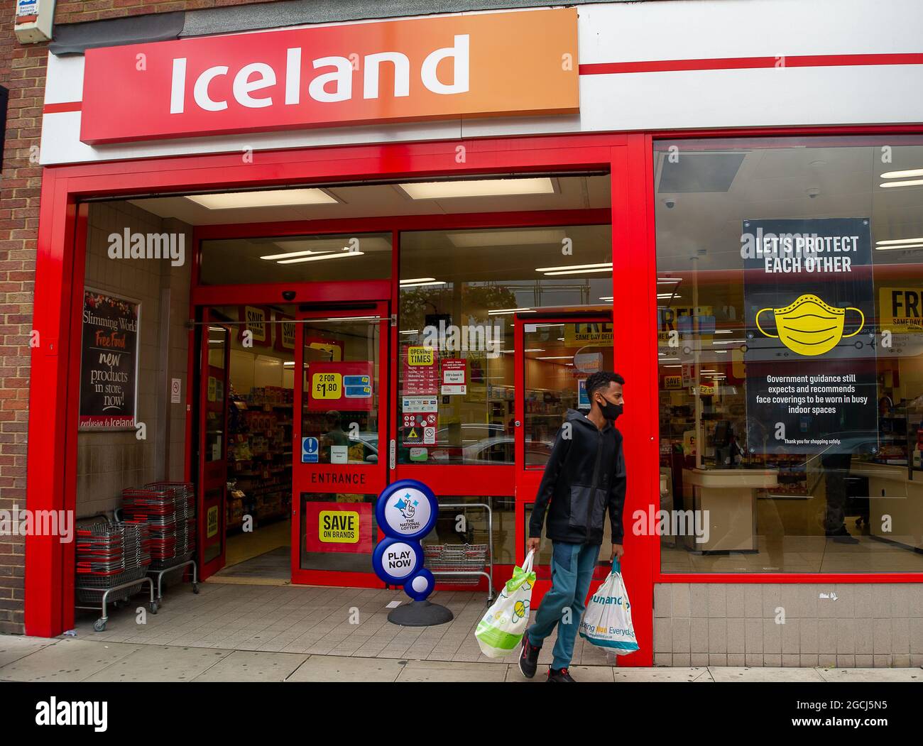 Hayes, London Borough of Hillingdon, Royaume-Uni. 5 août 2021. Un nous nous protégeons les uns des autres masque dans la fenêtre de l'épicerie glacée Islande. Crédit : Maureen McLean/Alay Banque D'Images