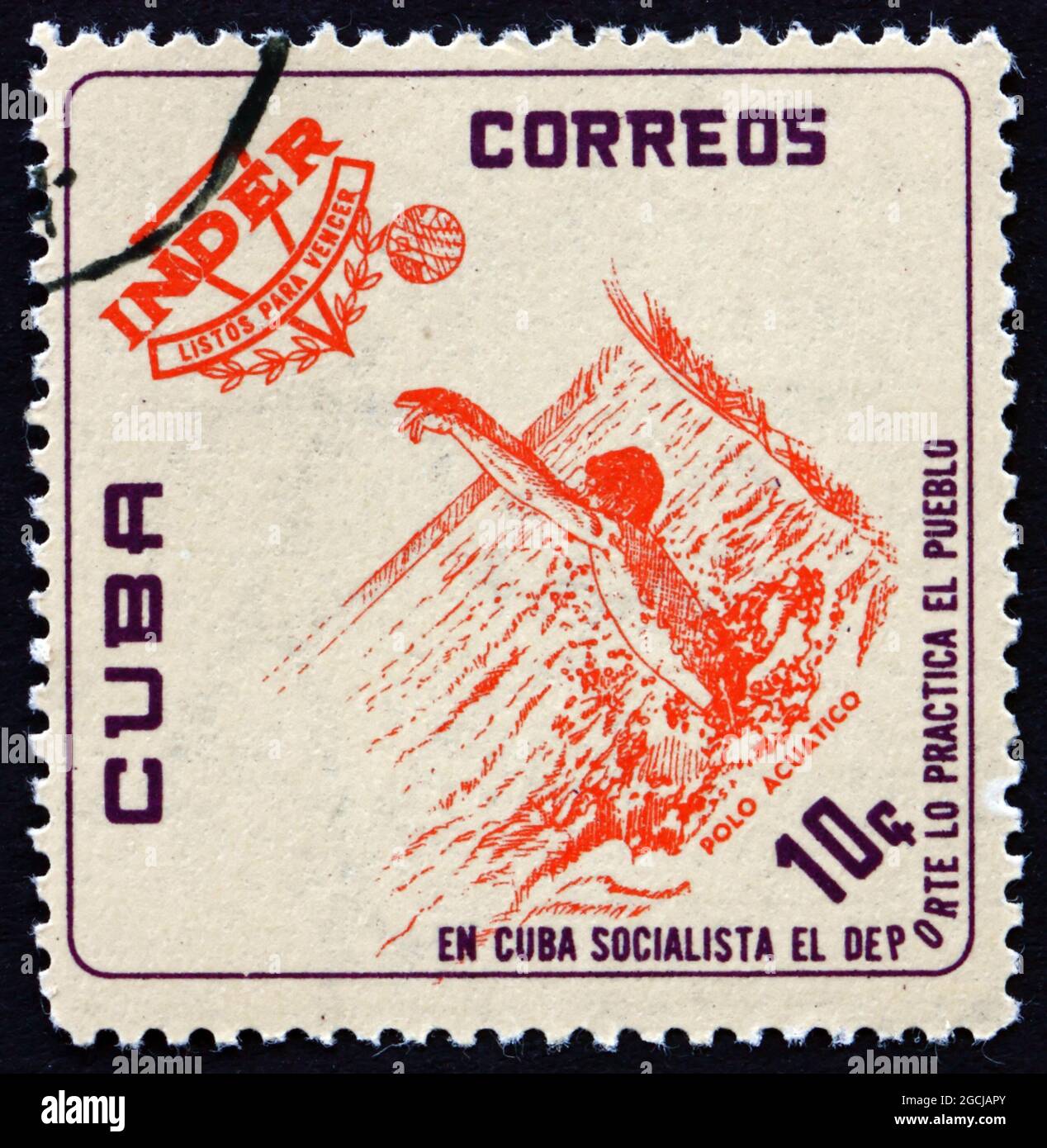 CUBA - VERS 1962 : un timbre imprimé à Cuba montre le water polo, l'emblème et les athlètes de l'Institut national des sports, vers 1962 Banque D'Images