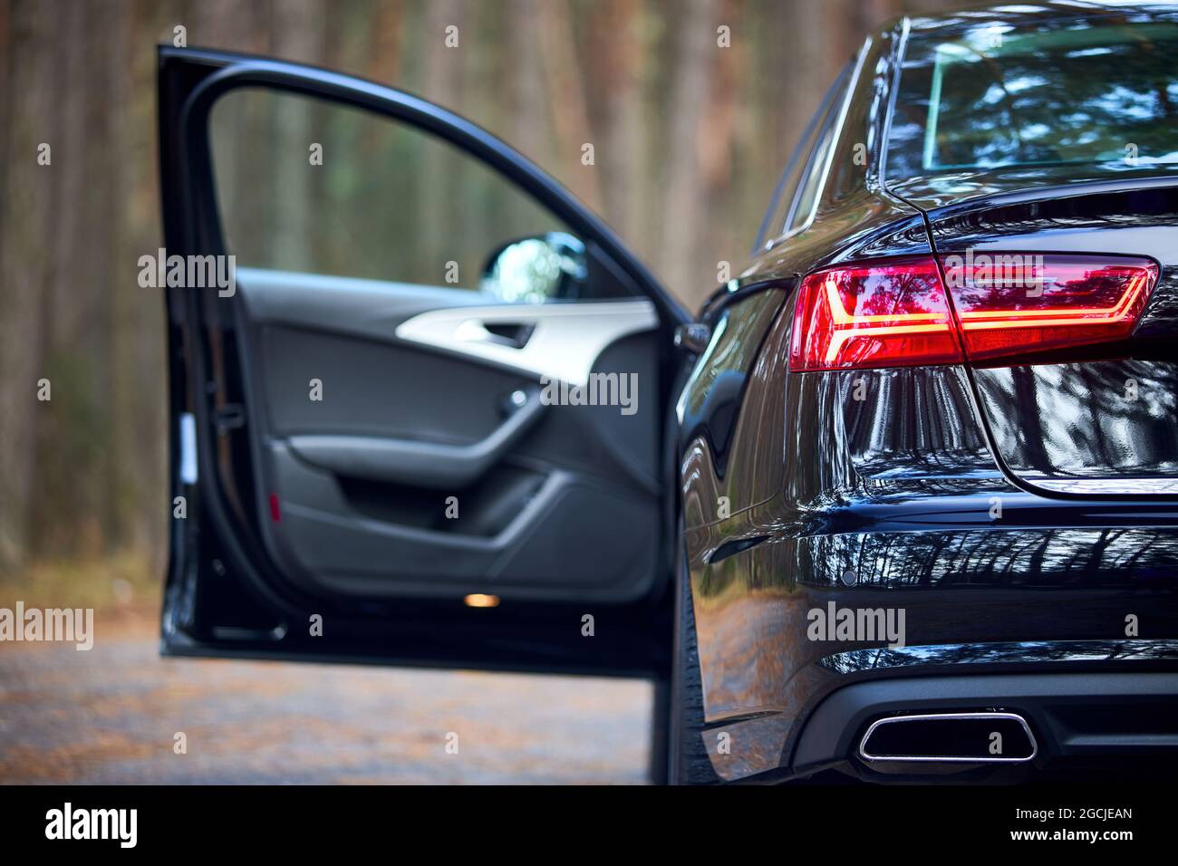 GRODNO, BELARUS - DÉCEMBRE 2019: Audi A6 4G, C7 2016 arrière gauche feu de  recul de voiture métallique noire tourné en gros plan avec porte ouverte  hors de l'accent sur la forêt