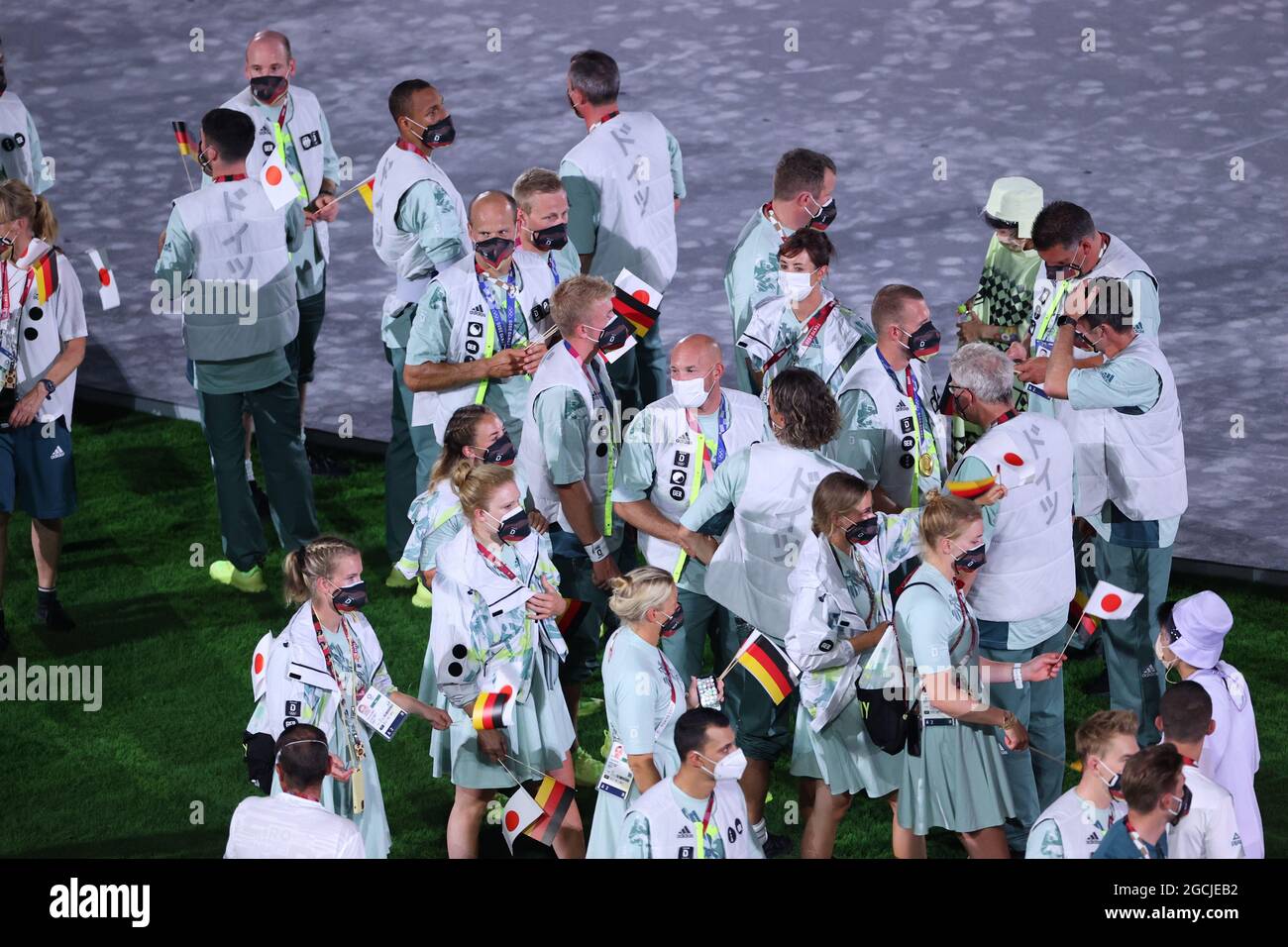 Des membres de la délégation allemande (GER) assistent à la cérémonie de clôture des Jeux Olympiques de Tokyo en 2020 le 8 août 2021 au stade olympique de Tokyo, au Japon. Crédit: Naoki Nishimura/AFLO SPORT/Alay Live News Banque D'Images