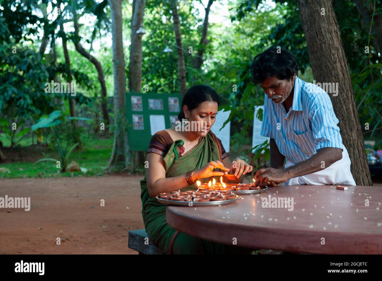 TAMIL NADU, INDE - avril 2016 : bougies d'éclairage pour une célébration. Banque D'Images