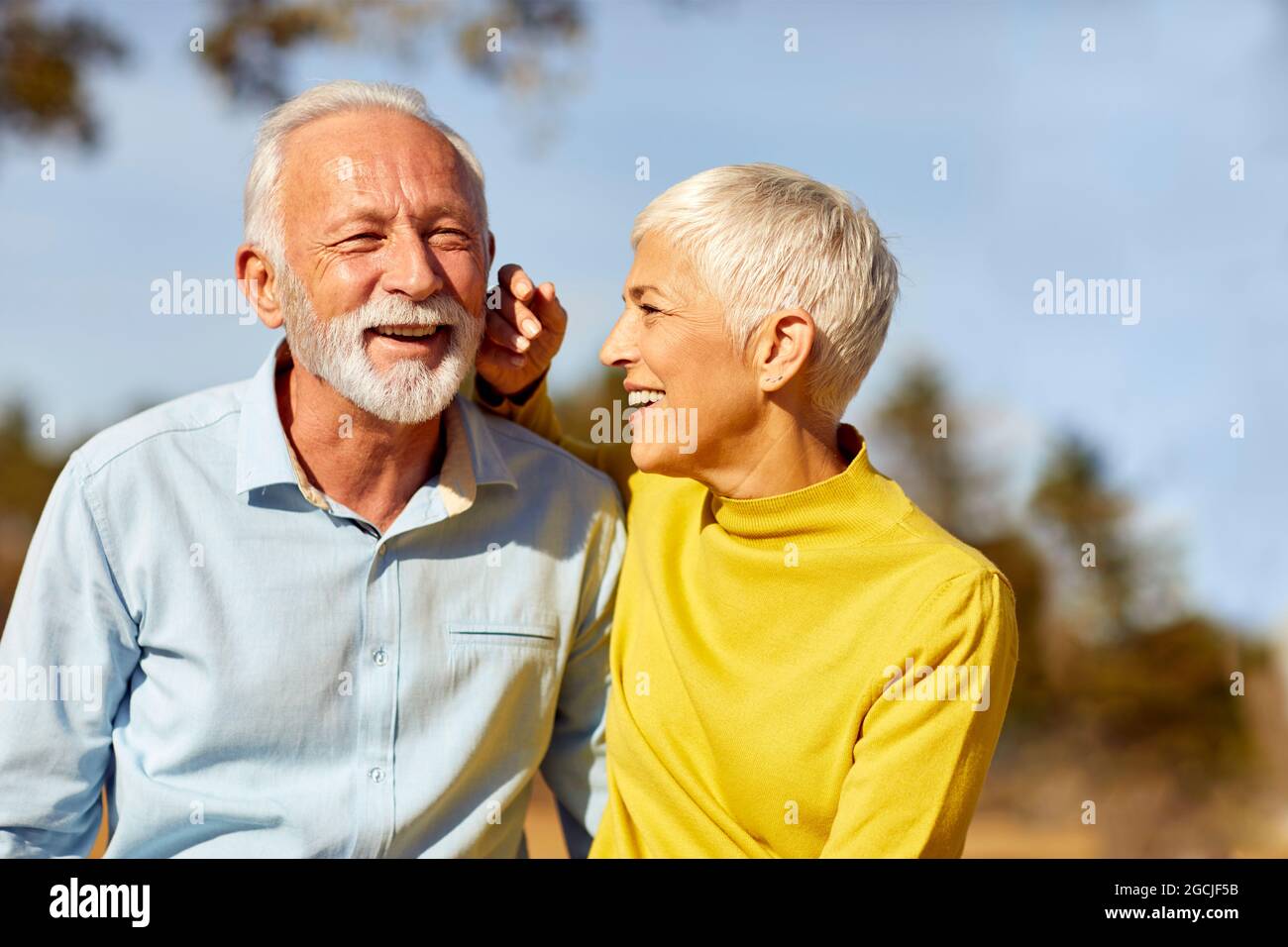 couple senior heureux vieux amour ensemble retraite style de vie souriant homme femme mature plaisir Banque D'Images