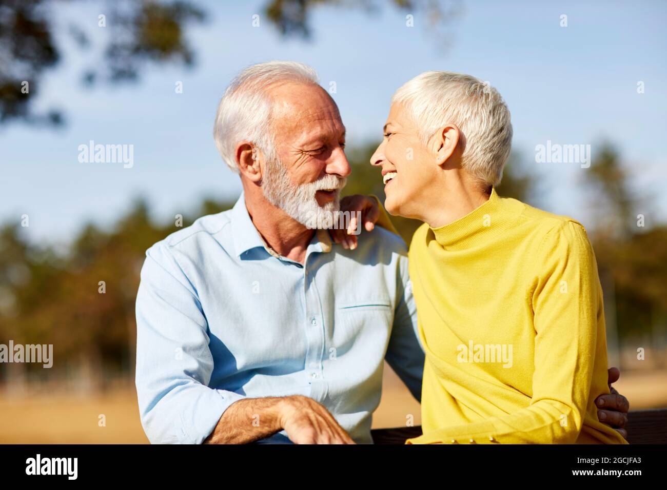 couple senior heureux vieux amour ensemble retraite style de vie souriant homme femme mature plaisir Banque D'Images