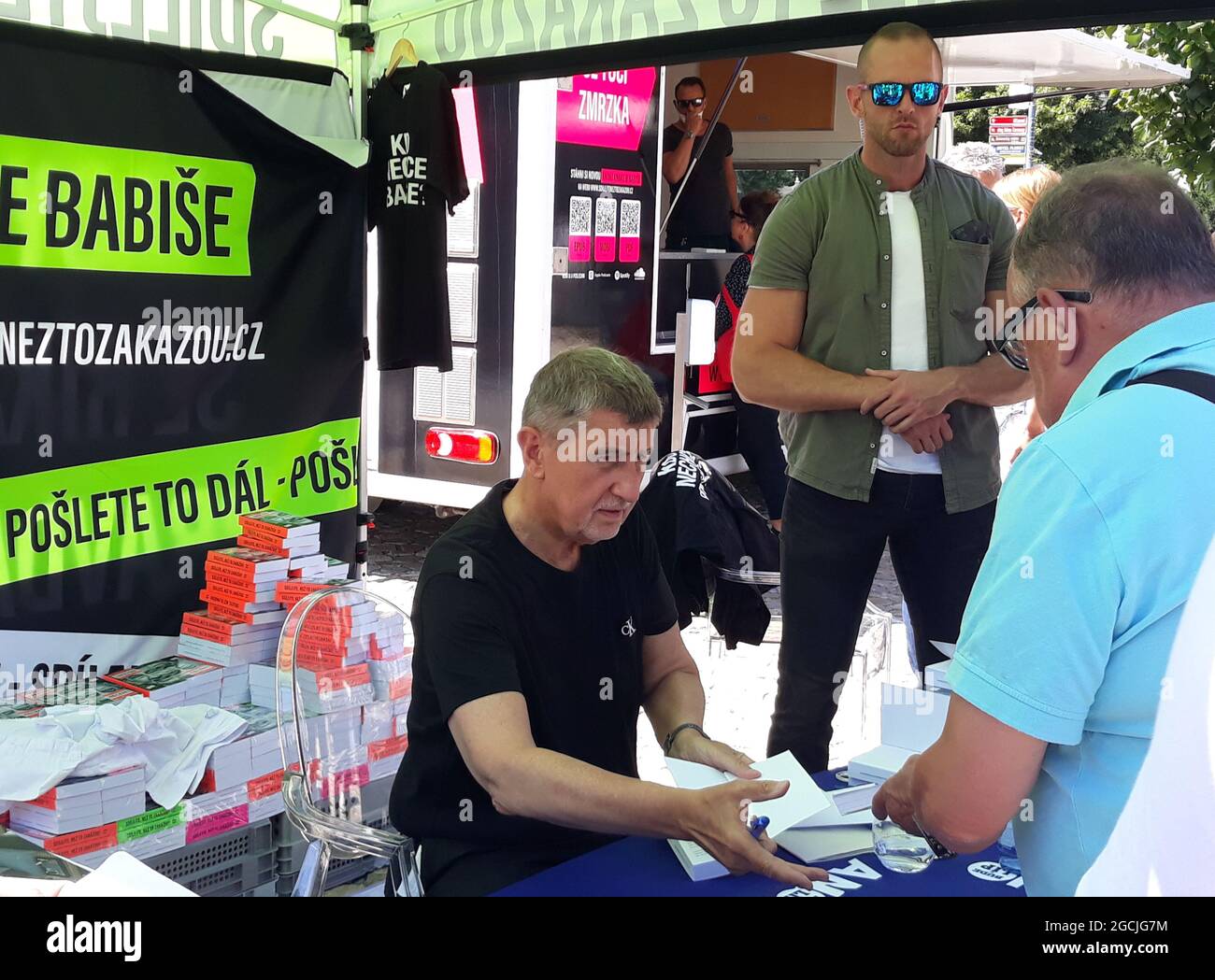 Association civique ANO 2011 (action des citoyens mécontents) le fondateur et premier ministre Andrej Babis rencontre ses partisans et signe son nouveau livre Share avant qu'ils ne l'interdisent! Devant le restaurant de l'hôtel Paloma, place Kvetnove, Pruhonice, République Tchèque, 7 août 2021. Le groupe civique des millions de moments pour la démocratie a attiré sur la place Kvetnove des milliers de petites croix à la mémoire de ceux qui sont morts avec le coronavirus. (Photo CTK/Sandra Bejsakova) Banque D'Images