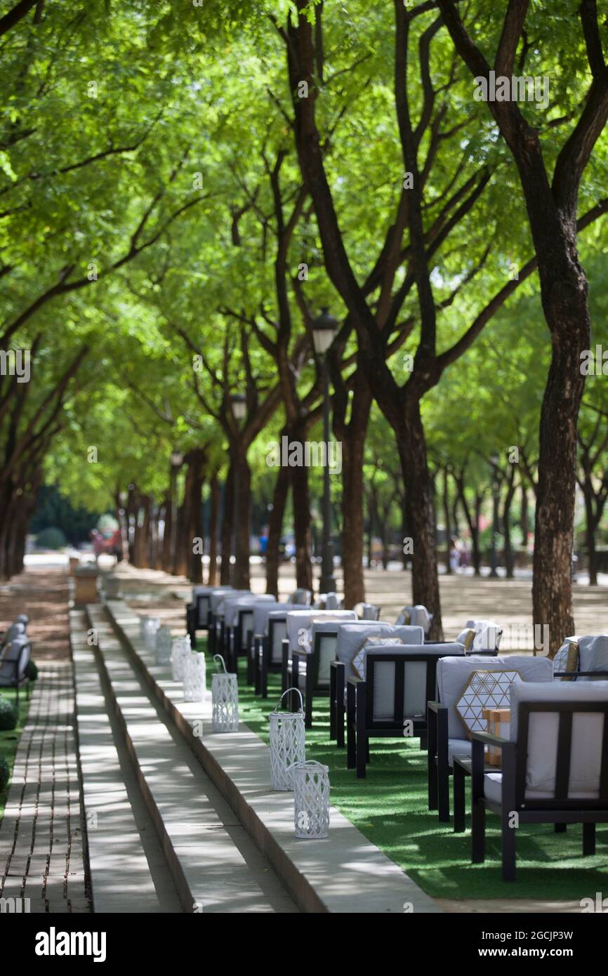 Terrasse de restaurant en plein air le long du parc public, Espagne. Espaces publics pour les affaires Banque D'Images