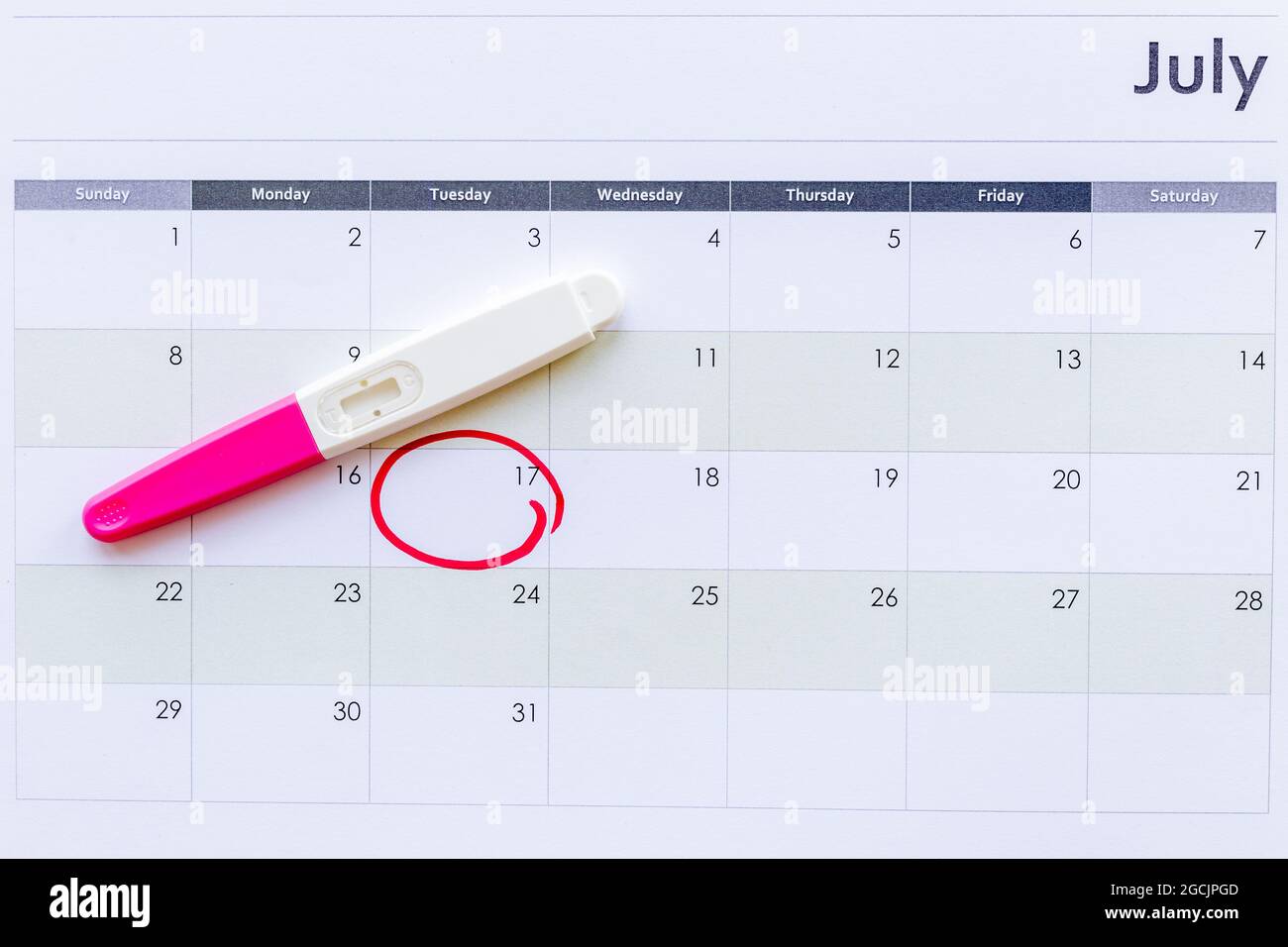 Test de grossesse avec calendrier pour vérifier le jour de la grossesse  Photo Stock - Alamy