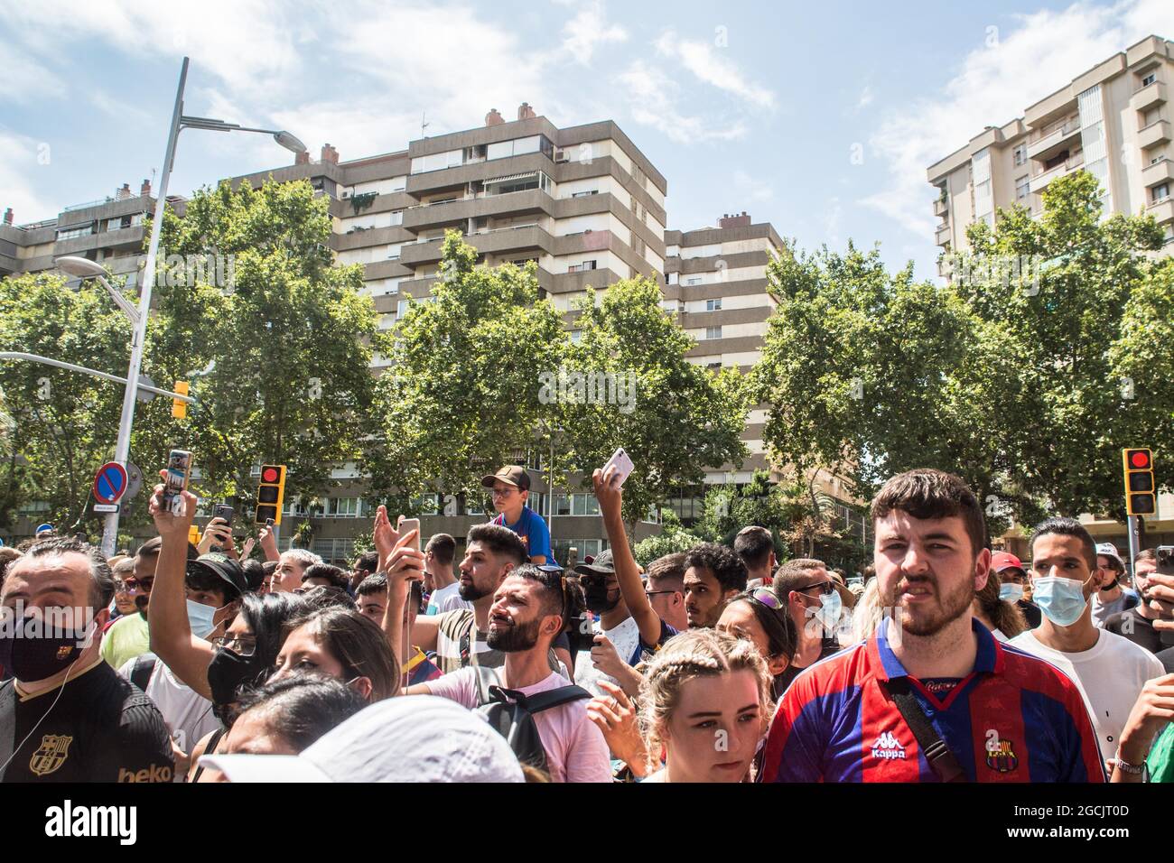 Barcelone, Catalogne, Espagne. 8 août 2021. Les fans de Lionel Messi sont vus à la porte du stade Camp Nou.au moment de la conférence de presse d'adieu à Lionel Messi du Club Futbol de Barcelone, les fans du joueur étaient à la porte du stade Camp Nou pour essayer de dire Au revoir à leur idole (Credit image: © Thiago Prudencio/DAX via ZUMA Press Wire) Banque D'Images