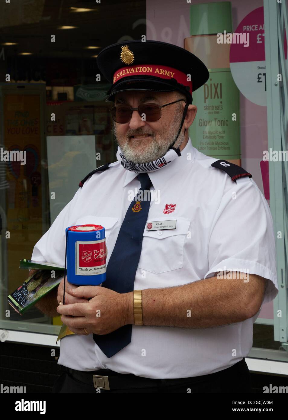 Chris, qui est un officier majeur sergent de l'Armée du Salut vu posant dans la rue de Bognor Regis, Banque D'Images