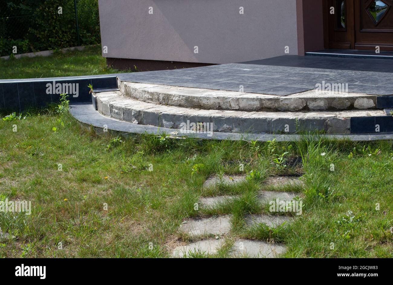 Escalier détruit de l'appartement, carreaux de céramique fissurés Banque D'Images