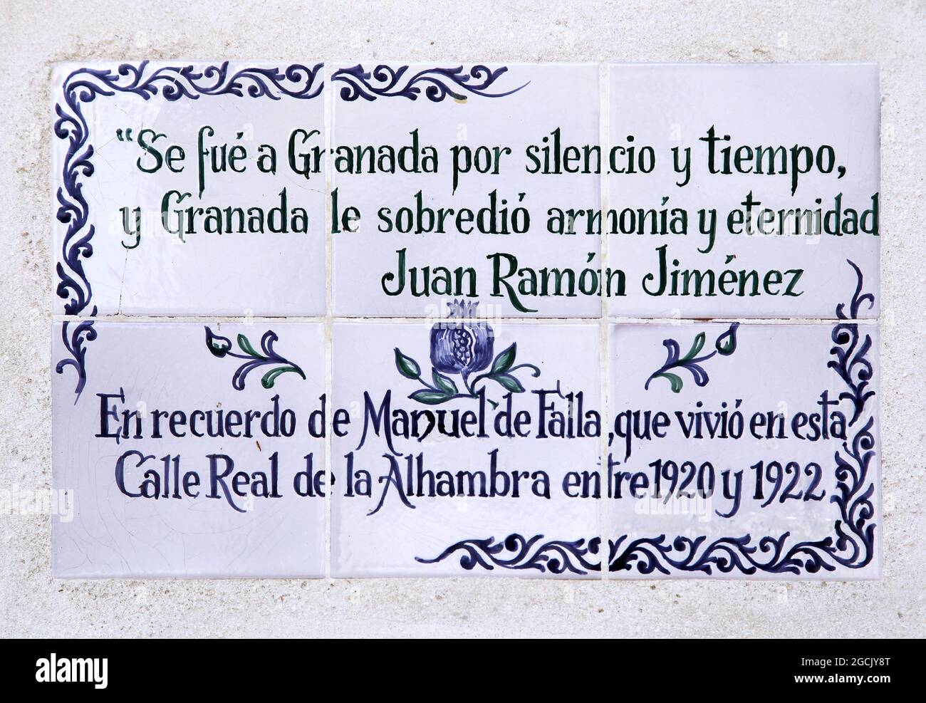 Plaque à Manuel de Fla compositeur et pianiste espagnol qui a vécu à l'Alhambra à Grenade de 1920 à 1922.situé au sommet de la colline al-Sabika, Sur la rive de la rivière Darro, dans la ville de Grenade et devant les quartiers de l'Albaicin et de l'Alcazaba. Construit à l'origine comme une forteresse en 889 ce., puis largement ignoré.reconstruit au milieu du 13ème siècle par le Naside arabe emir Mohammed ben Al-Ahmar de l'émirat de Grenade, qui Construit son palais actuel et ses murs.après la Reconquista chrétienne en 1492, le site devint la Cour royale de Ferdinand et Isabella Banque D'Images