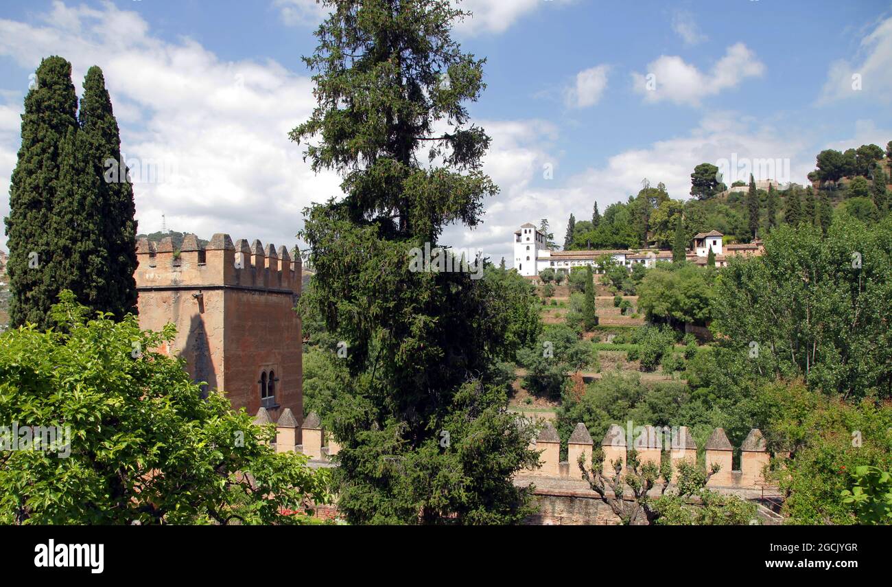 L'Alhambra à Grenade.au sommet de la colline al-Sabika,sur la rive de la rivière Darro,Grenade Espagne.construit comme une forteresse en 889 ce.reconstruit au milieu du XIIIe siècle par le Nasrid arabe emir Mohammed ben Al-Ahmar de l'émirat de Grenade,après la Reconquista chrétienne en 1492,le site est devenu la Cour royale de Ferdinand et Isabella Banque D'Images
