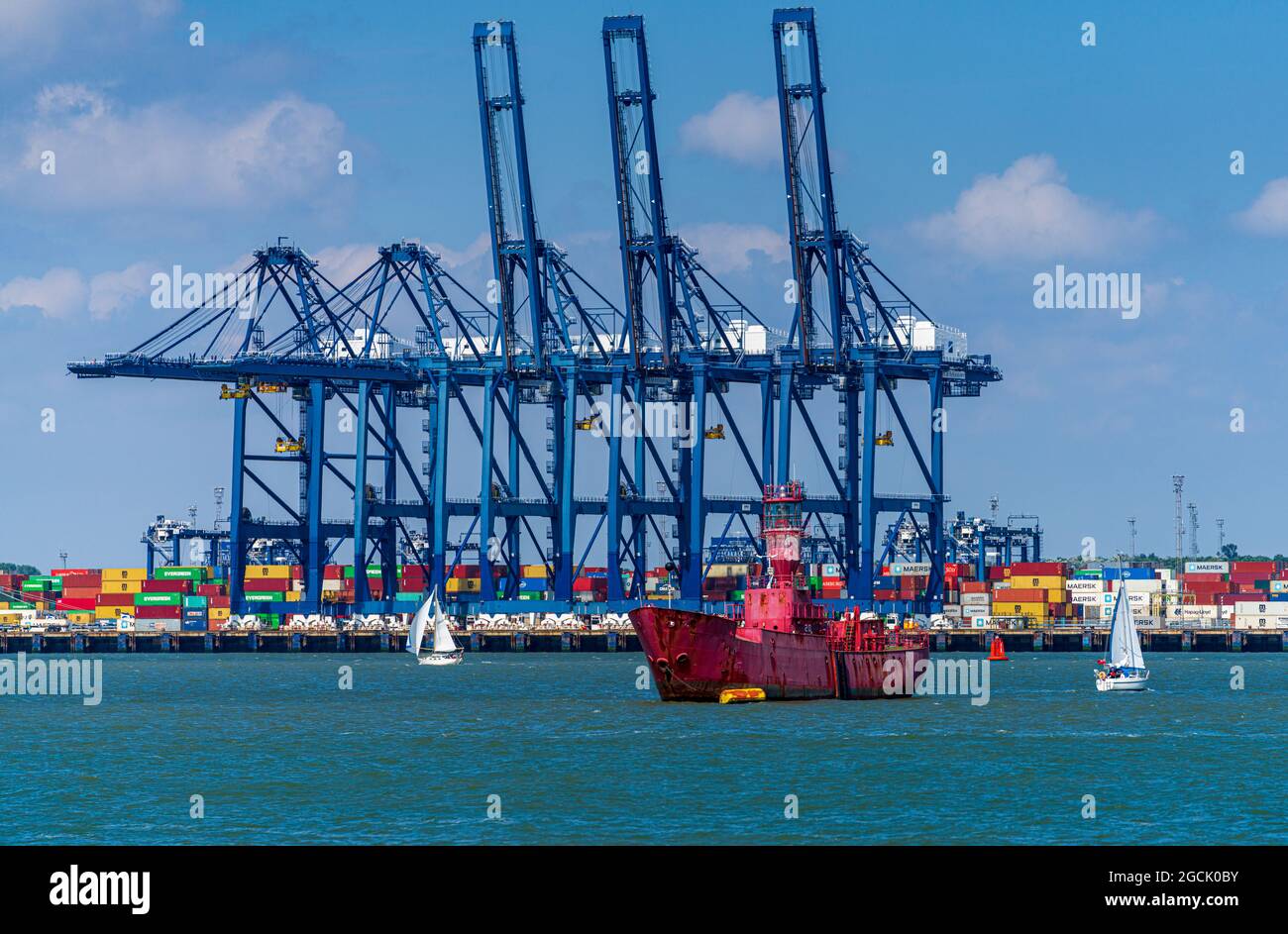 Phare historique de Harwich Haven LV20 avec une partie du port de Felixstowe derrière. Tourisme de Harwich. Banque D'Images