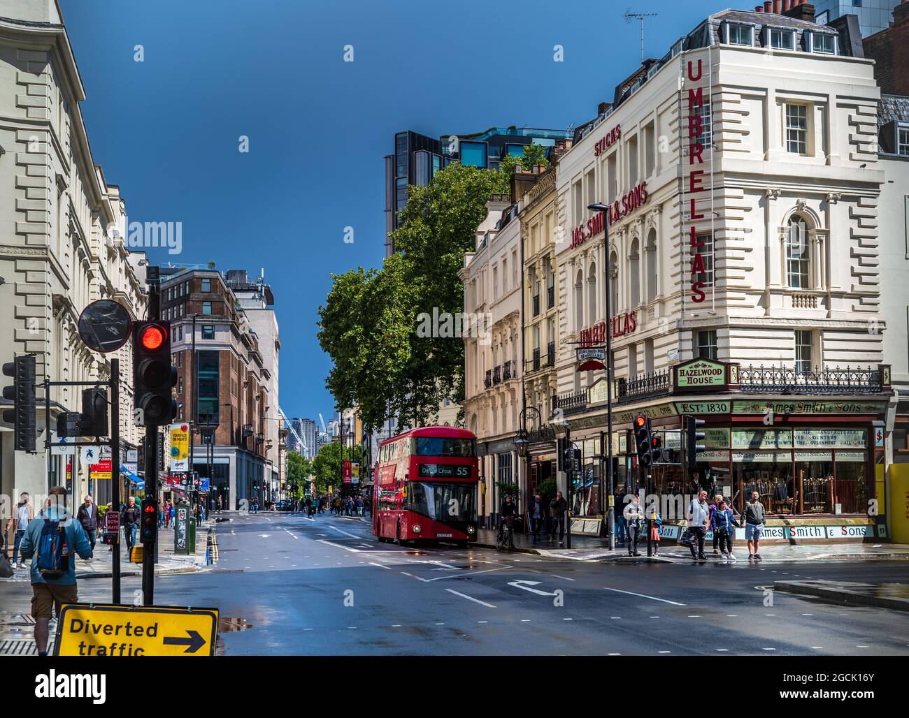 New Oxford Street en direction de Holborn dans le centre de Londres - magasin de parapluie James Smith sur la droite. Banque D'Images