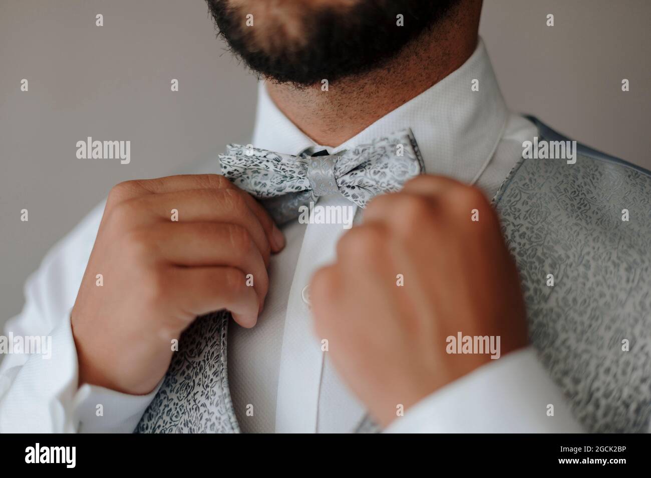 Faites une brassière méconnue dans un gilet élégant et élégant et une  chemise blanche avec noeud papillon tout en préparant votre mariage Photo  Stock - Alamy