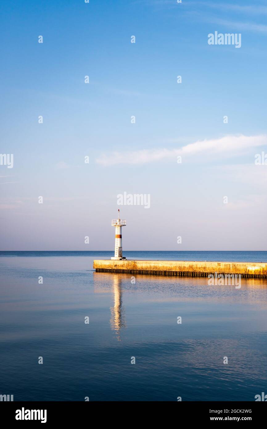 vue sur le phare blanc avec brise-lames. Méditerranée. . Photo de haute qualité Banque D'Images