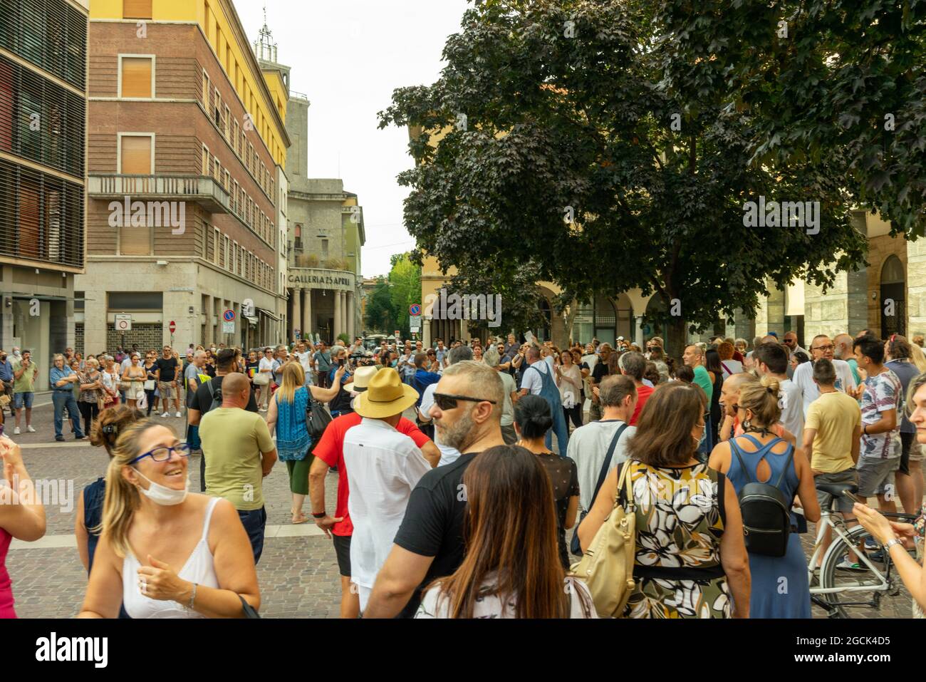 CREMONA, ITALIE - 24 juillet 2021 : une foule de personnes protestant contre le vaccin COVID-19 à Cremona, Italie Banque D'Images