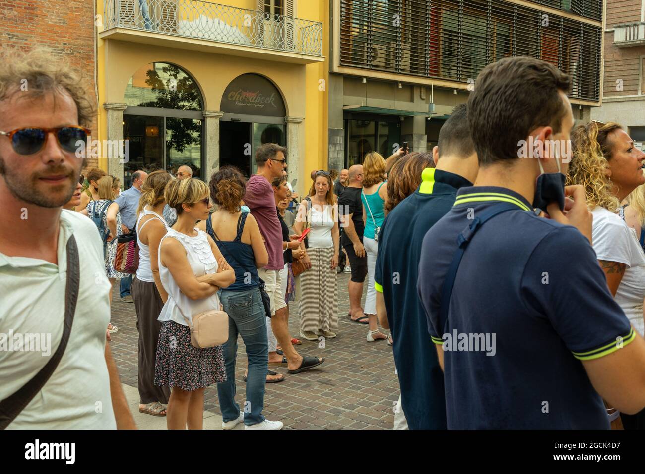 CREMONA, ITALIE - 24 juillet 2021 : une foule de personnes protestant contre le vaccin COVID-19 à Cremona, Italie Banque D'Images