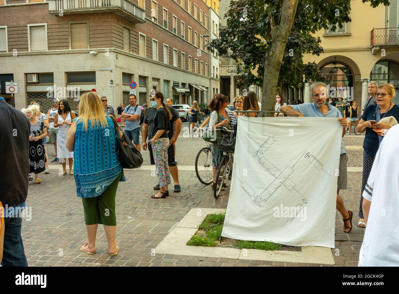 CREMON, ITALIE - 24 juillet 2021 : une foule de personnes protestant contre le vaccin COVID-19 à Cremona, Italie Banque D'Images