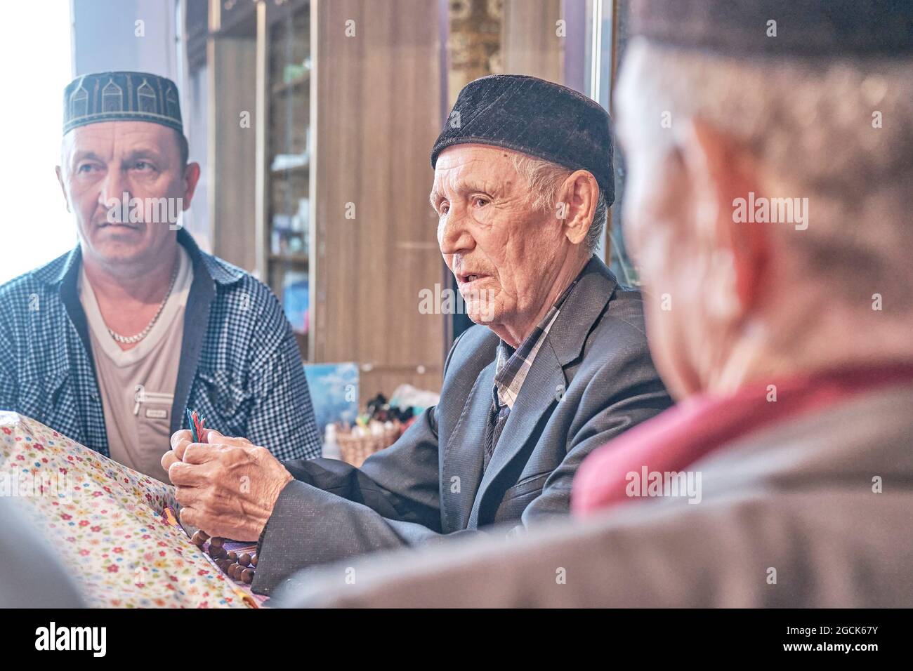 Mollah parlant sermon à la maison dans le village sibérien. Banque D'Images