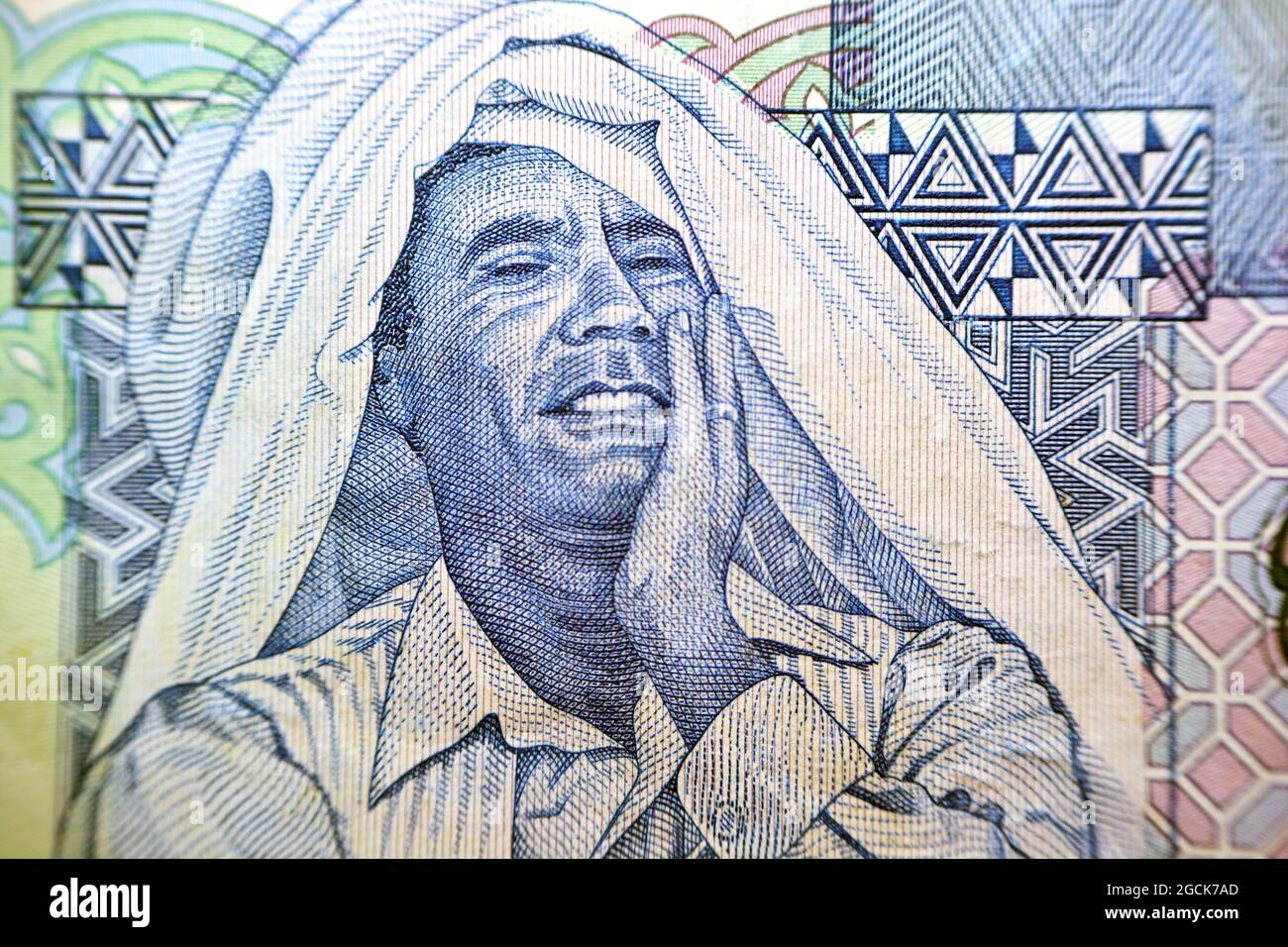 Mouammar Al Kadhafi (1942-2011) le dirigeant de la Libye de 1969 à 2011, le côté opposé de la Libye un billet de banque dinar monnaie libyenne, gros plan Macro Banque D'Images