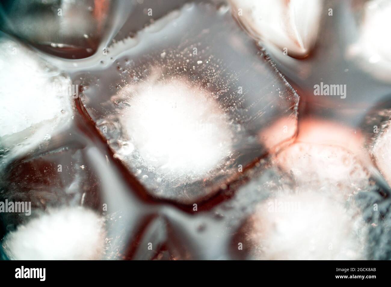 Une vue rapprochée de cubes de glace en fusion clairs et naturels, des cubes de glace réalistes qui bloquent la composition en arrière-plan, Banque D'Images