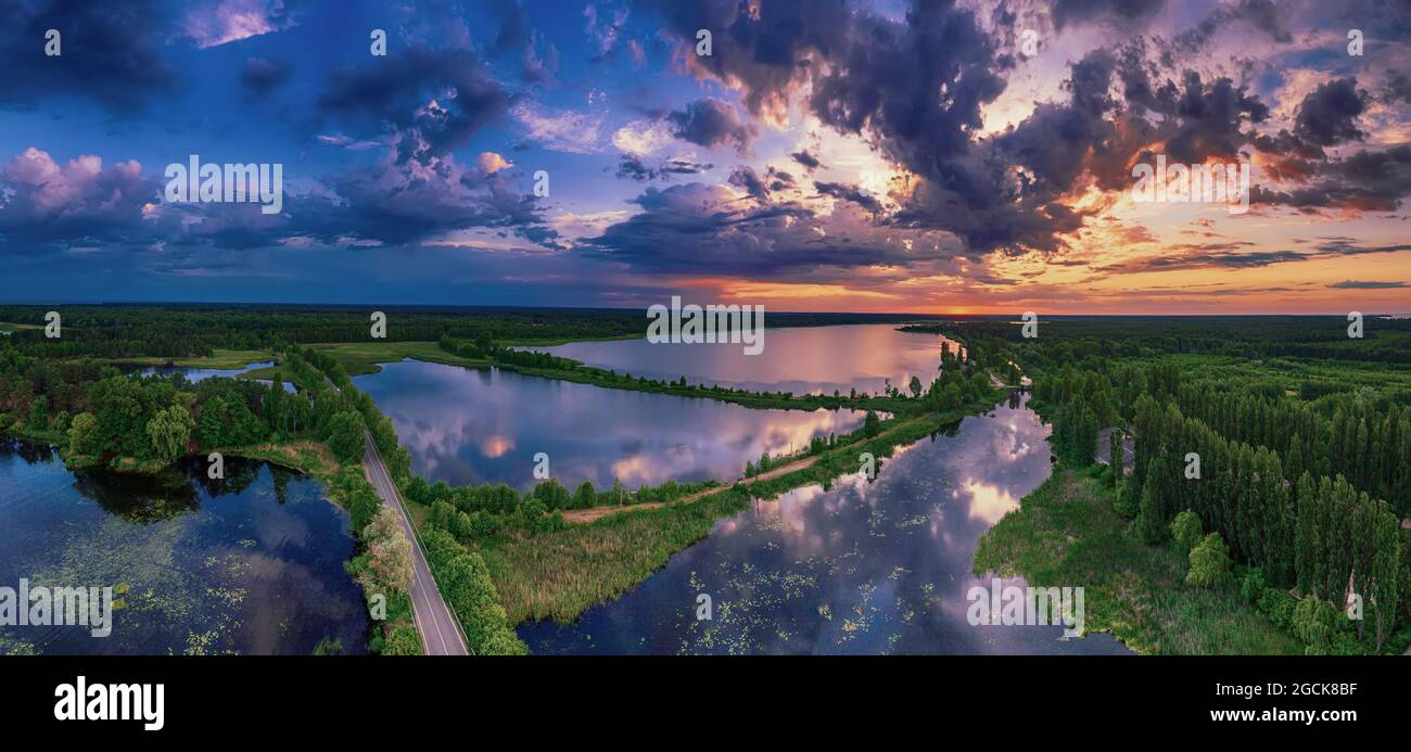 Coucher du soleil d'été en milieu rural Banque D'Images