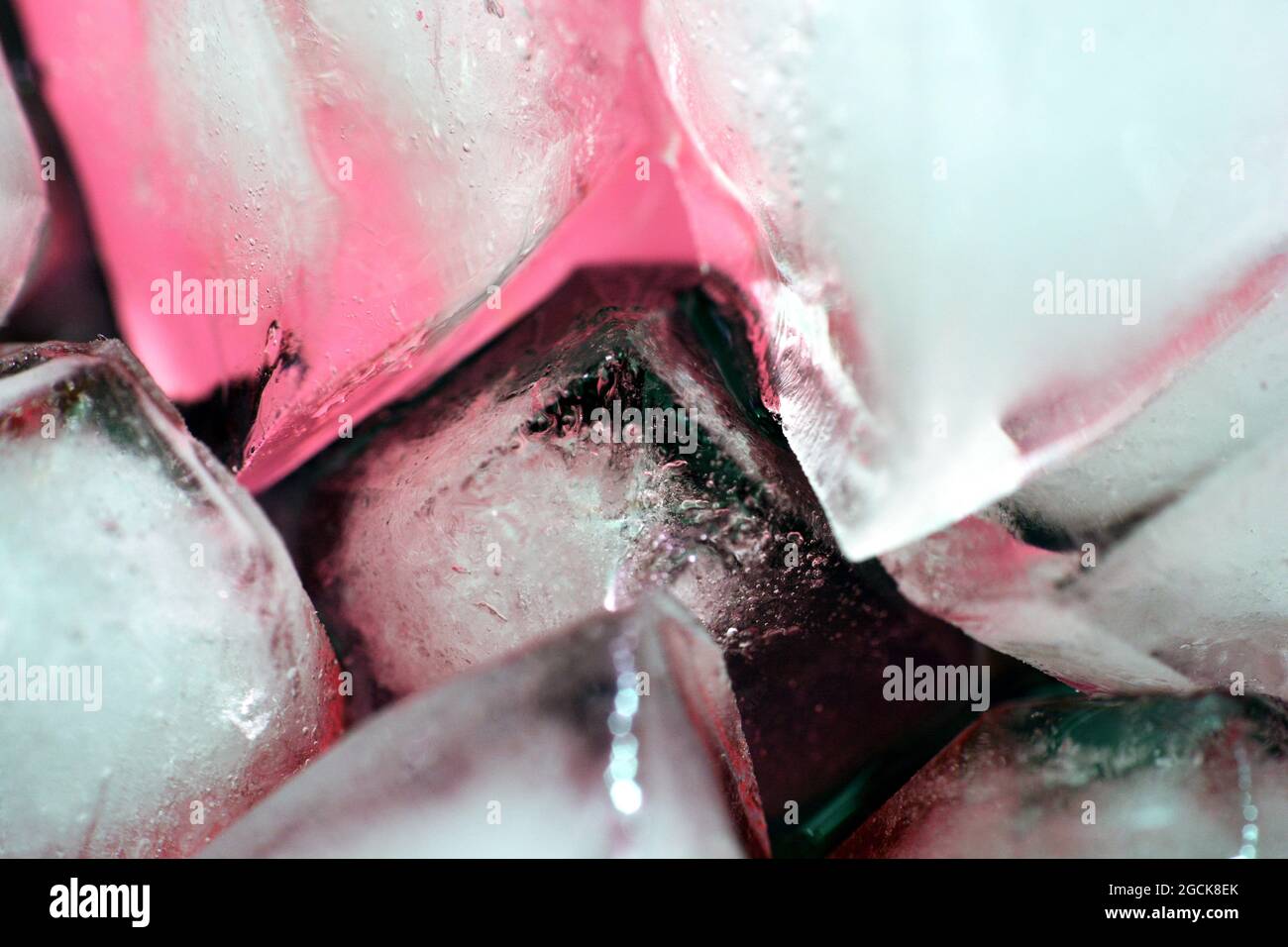 Une vue rapprochée de cubes de glace en fusion clairs et naturels, des cubes de glace réalistes qui bloquent la composition en arrière-plan, Banque D'Images