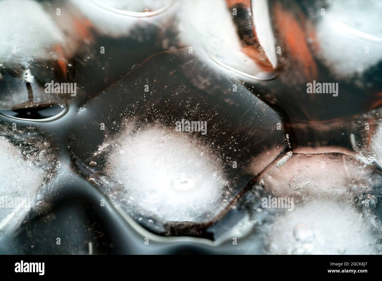 Une vue rapprochée de cubes de glace en fusion clairs et naturels, des cubes de glace réalistes qui bloquent la composition en arrière-plan, Banque D'Images