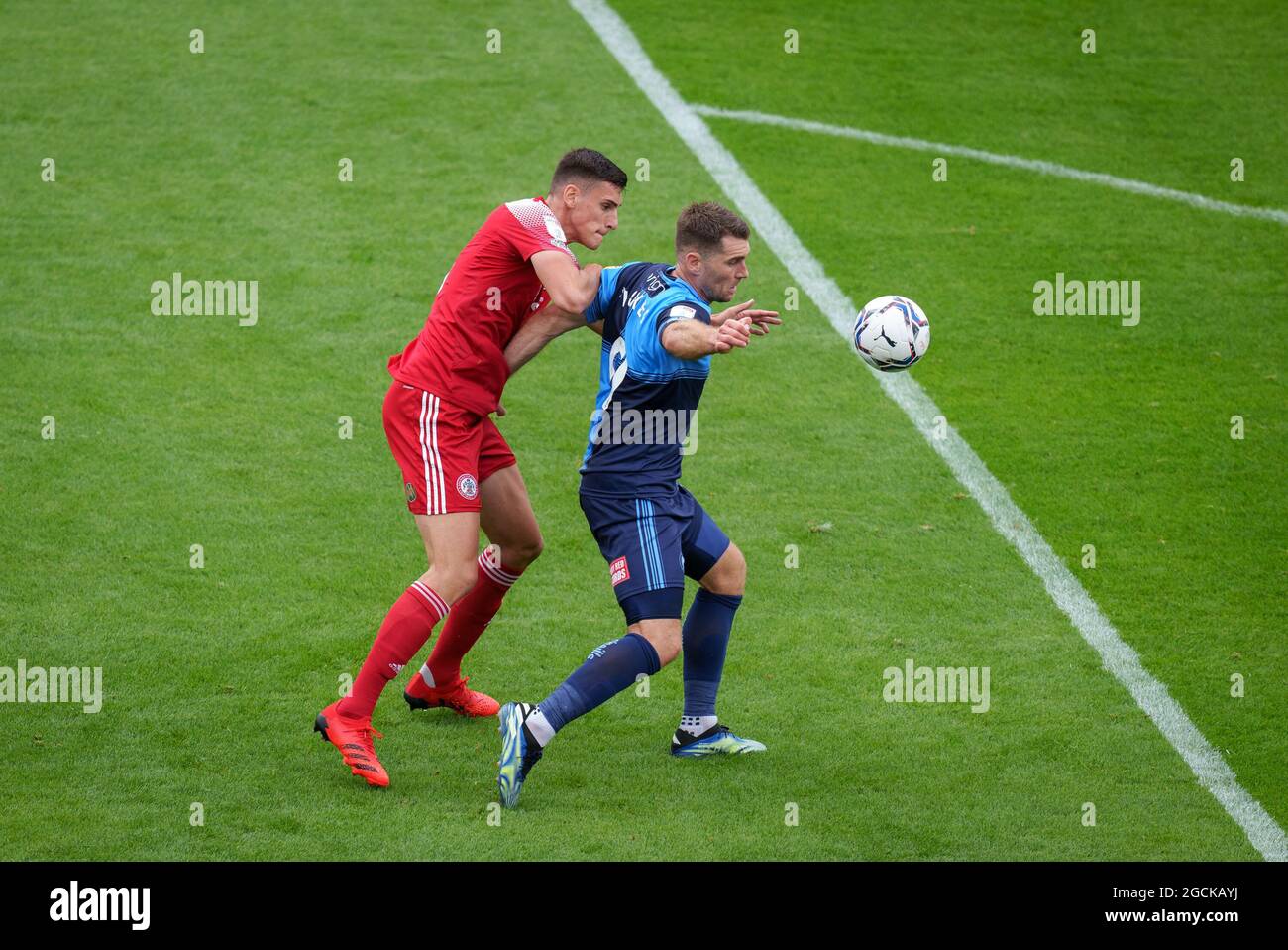 High Wycombe, Royaume-Uni. 07e août 2021. Sam Vokes de Wycombe Wanderers & Ross Sykes d'Accrington Stanley lors du match Sky Bet League 1 entre Wycombe Wanderers et Accrington Stanley à Adams Park, High Wycombe, Angleterre, le 7 août 2021. Photo d'Andy Rowland. Crédit : Prime Media Images/Alamy Live News Banque D'Images