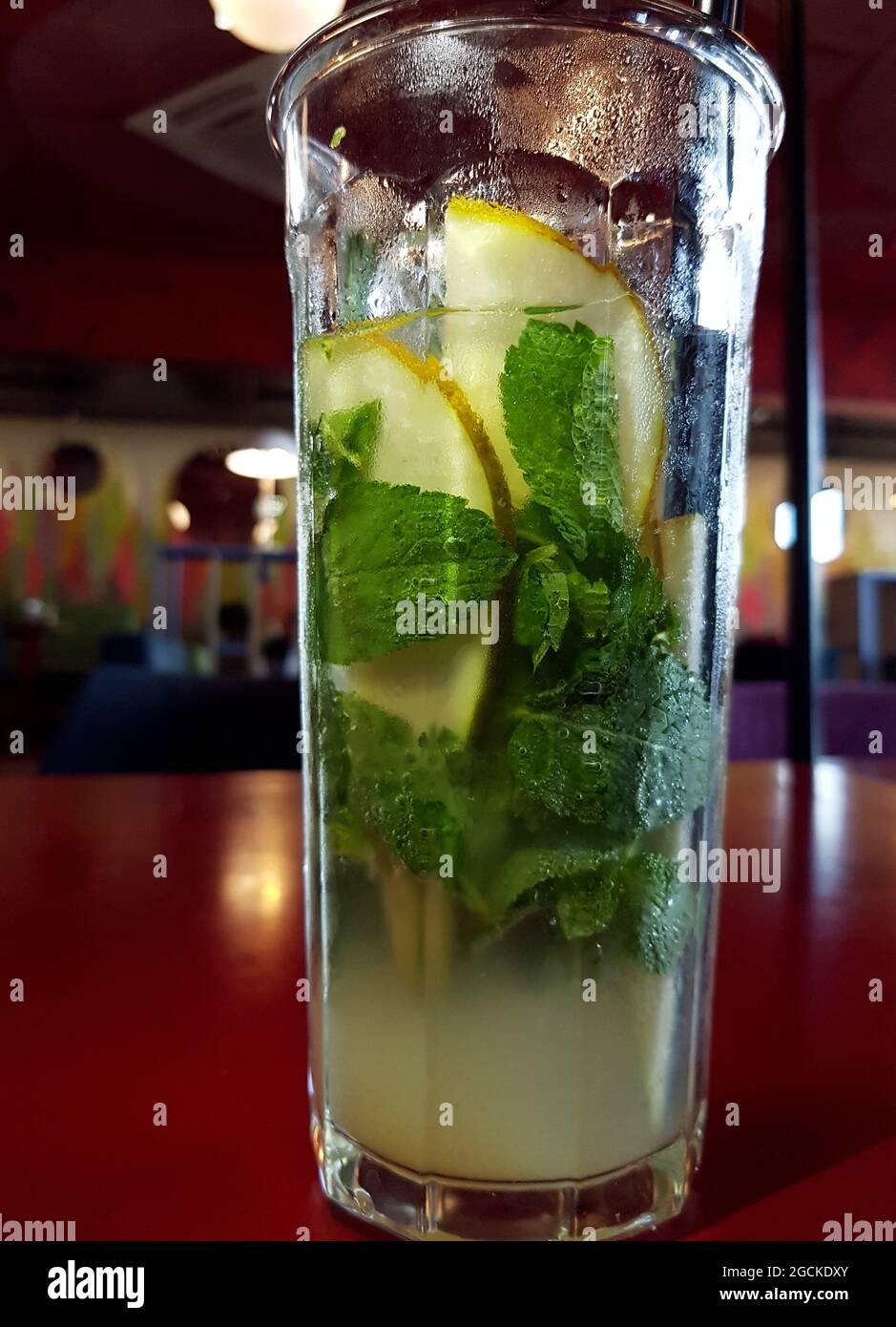 Verre de limonade à la menthe et à la glace. Boisson d'été Banque D'Images