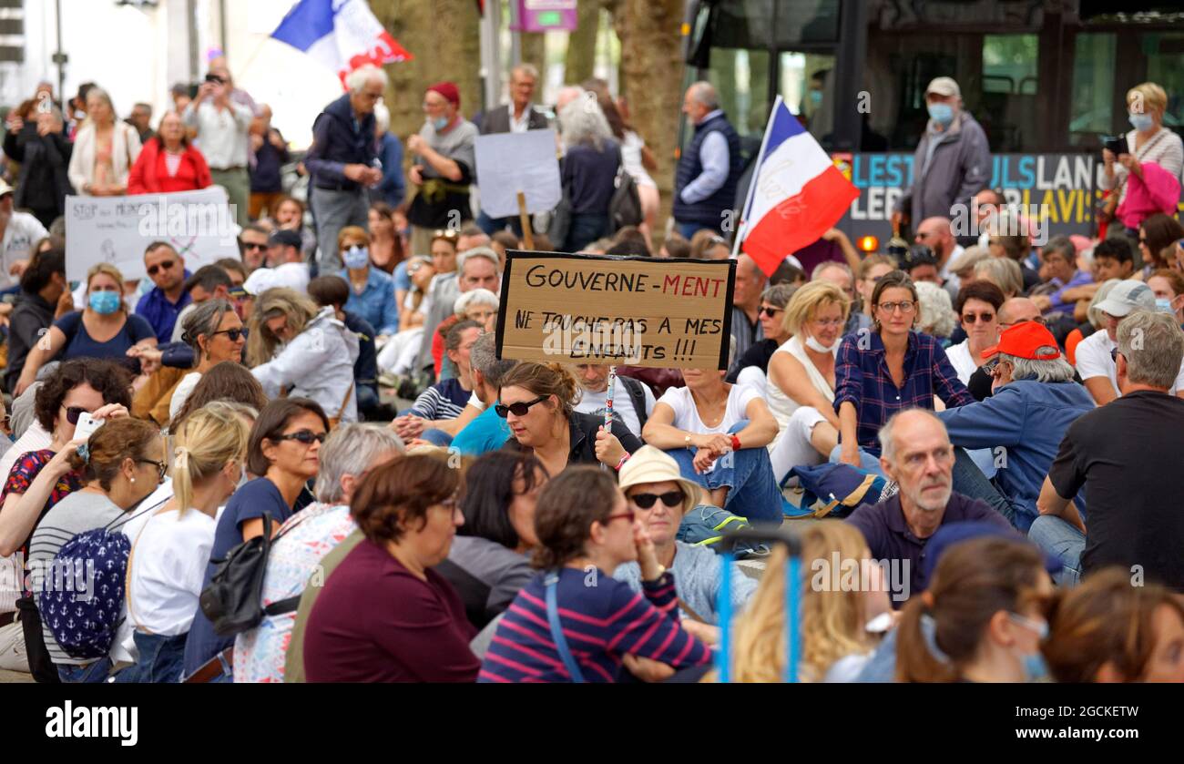 Covid manifestation sanitaire contre la passe sanitaty et contre la vaccination obligatoire. Laval (Mayenne, pays de la Loire, France), 7 août 2021. Banque D'Images