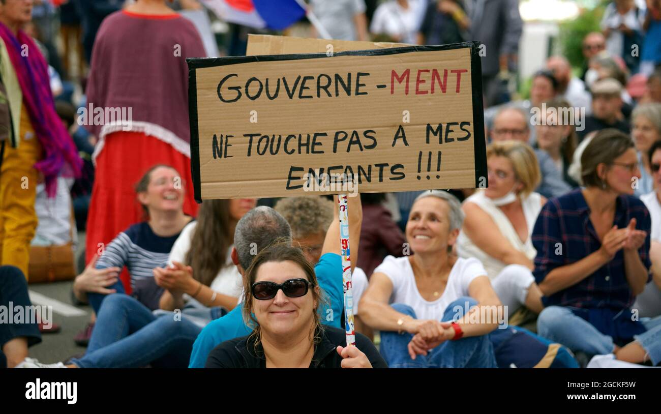 Covid manifestation sanitaire contre la passe sanitaty et contre la vaccination obligatoire. Laval (Mayenne, pays de la Loire, France), 7 août 2021. Banque D'Images