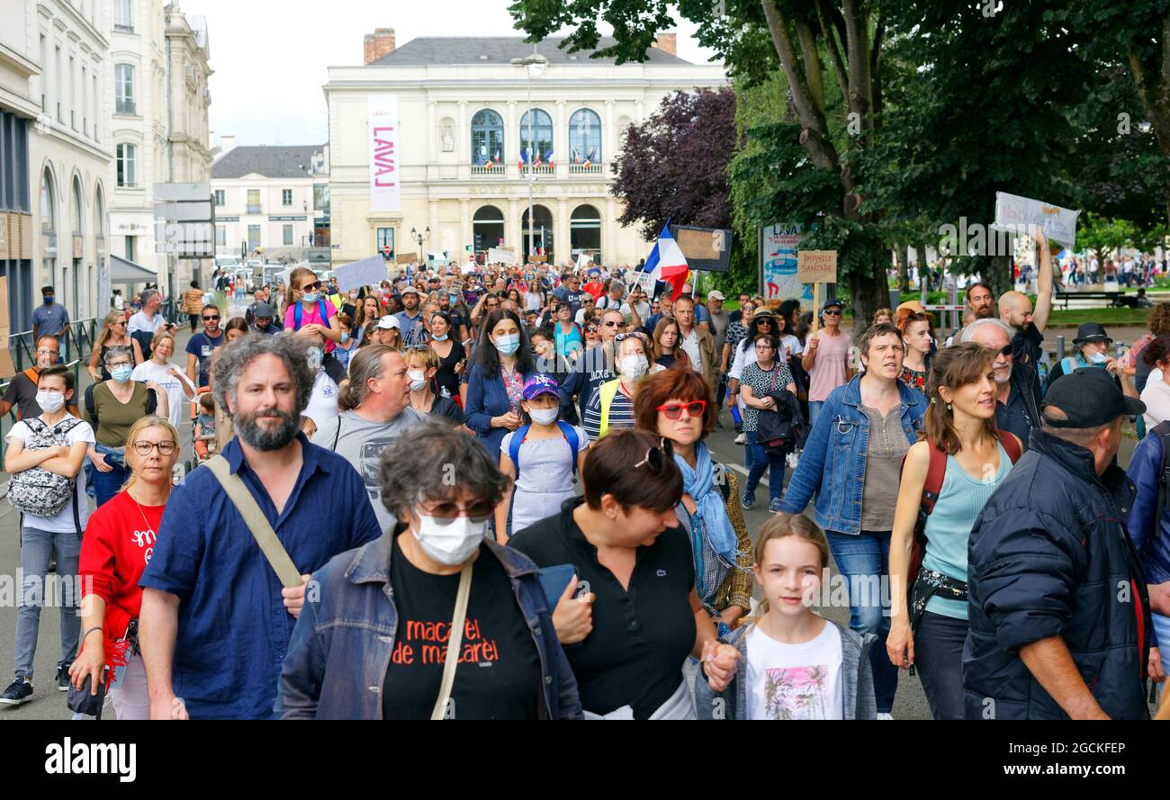 Covid manifestation sanitaire contre la passe sanitaty et contre la vaccination obligatoire. Laval (Mayenne, pays de la Loire, France), 7 août 2021. Banque D'Images