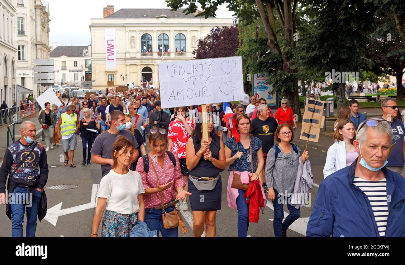 Covid manifestation sanitaire contre la passe sanitaty et contre la vaccination obligatoire. Laval (Mayenne, pays de la Loire, France), 7 août 2021. Banque D'Images